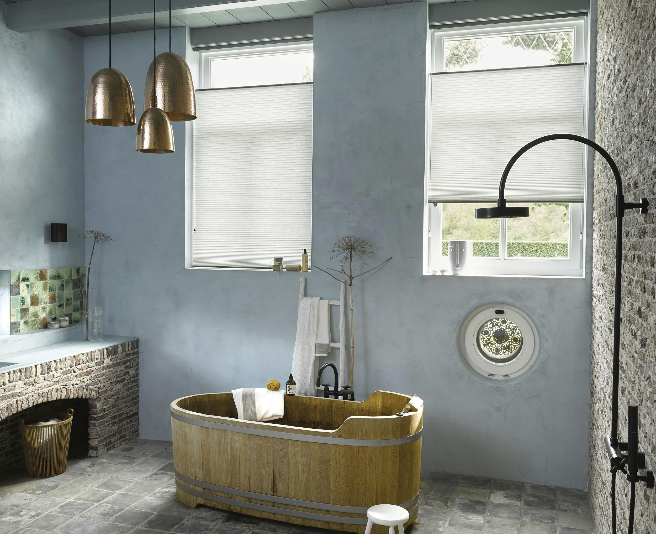 Stores Duette® dans une salle de bain
