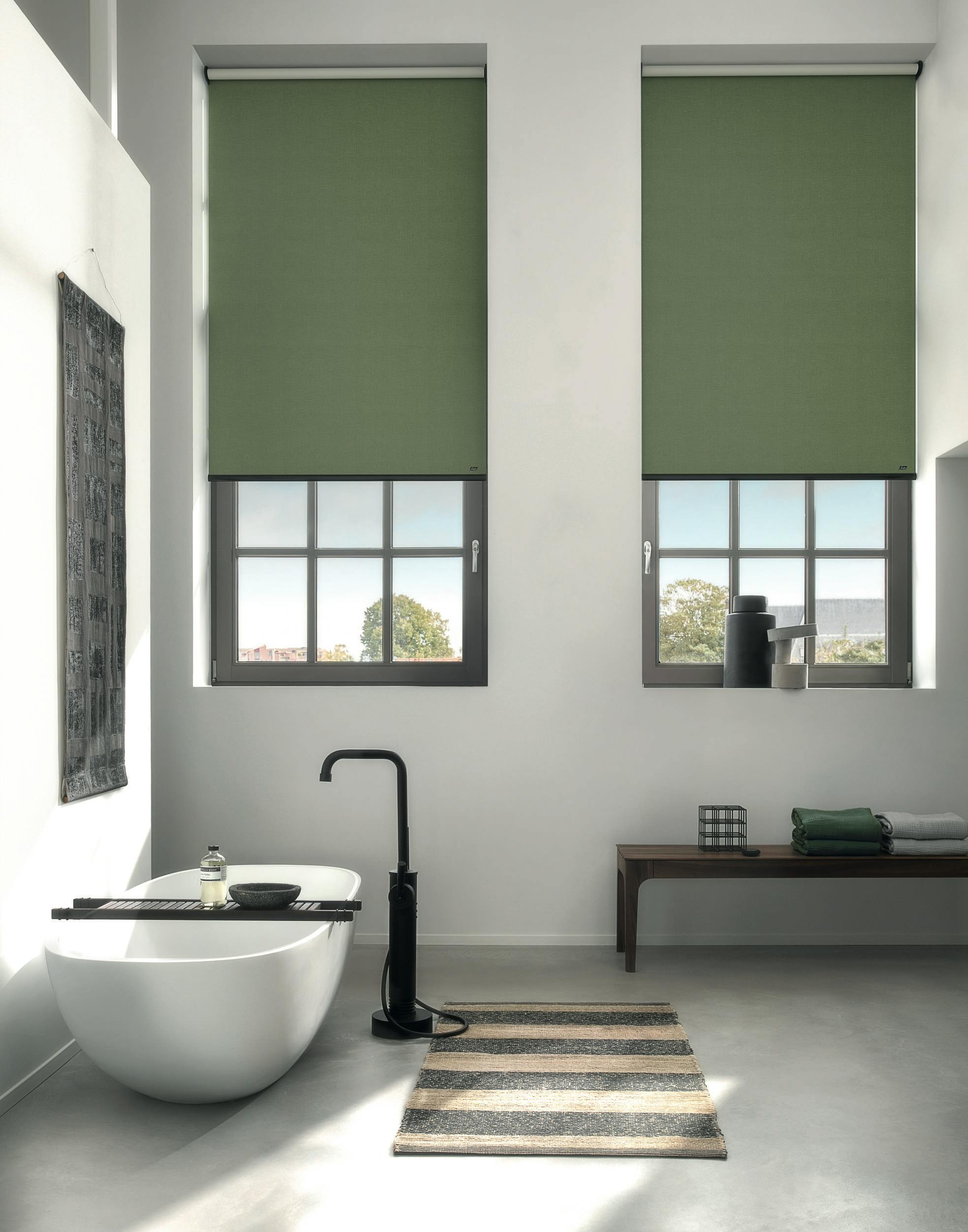 Moderne bad med grønne rullegardiner på standardvinduer