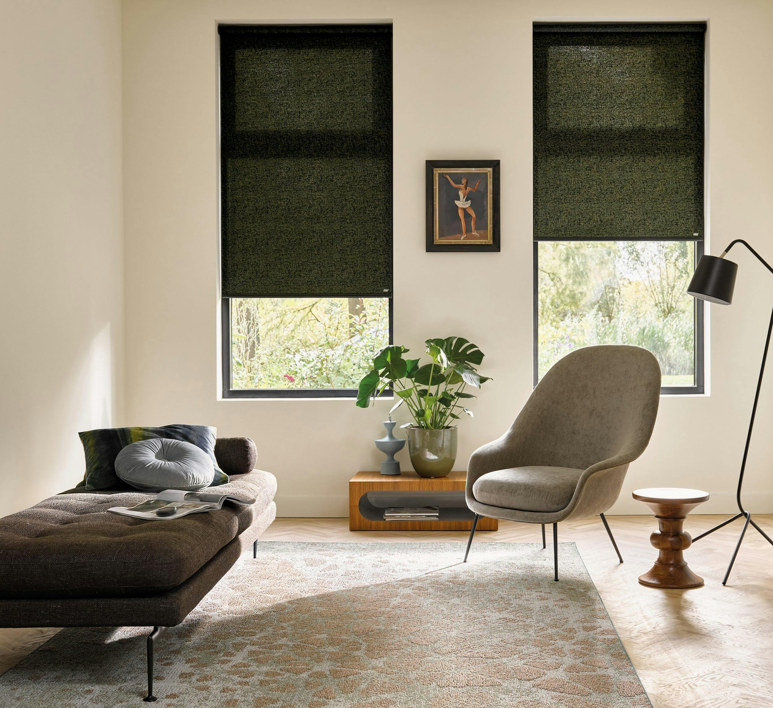 Moderne woonkamer met groene rolgordijnen voor de ramen
