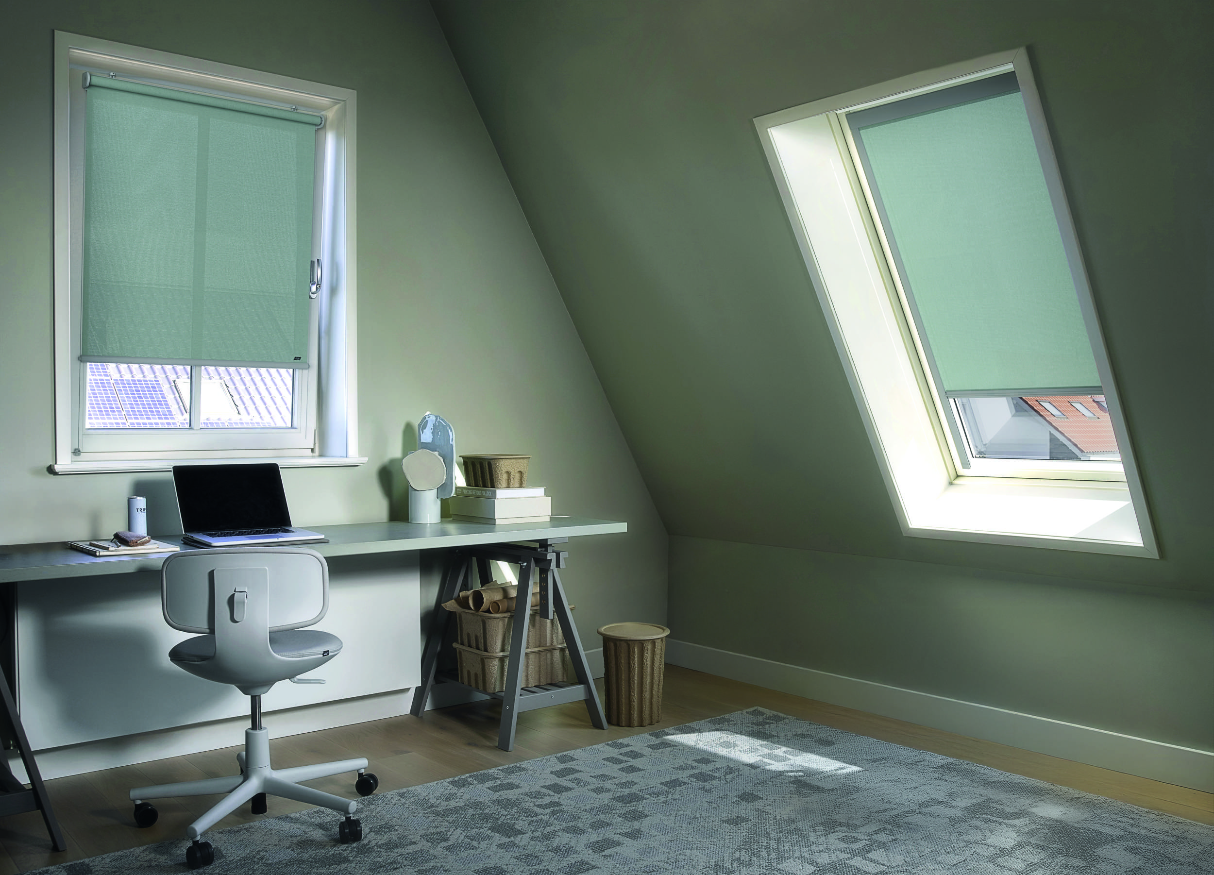 Bureau à domicile cosy avec des stores enrouleurs bleu clair aux fenêtres