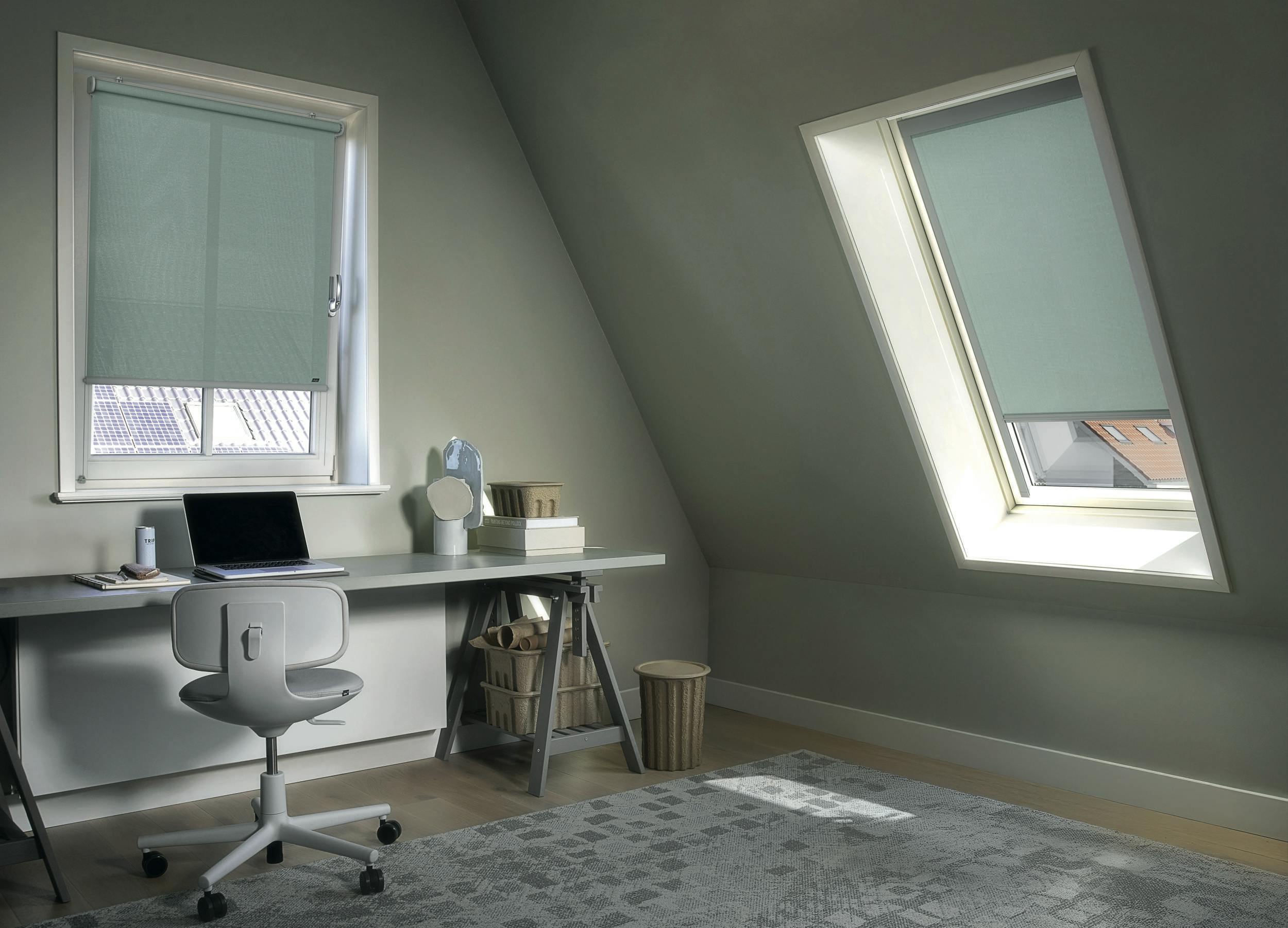 Hyggeligt hjemmekontor med lyseblå rullegardiner