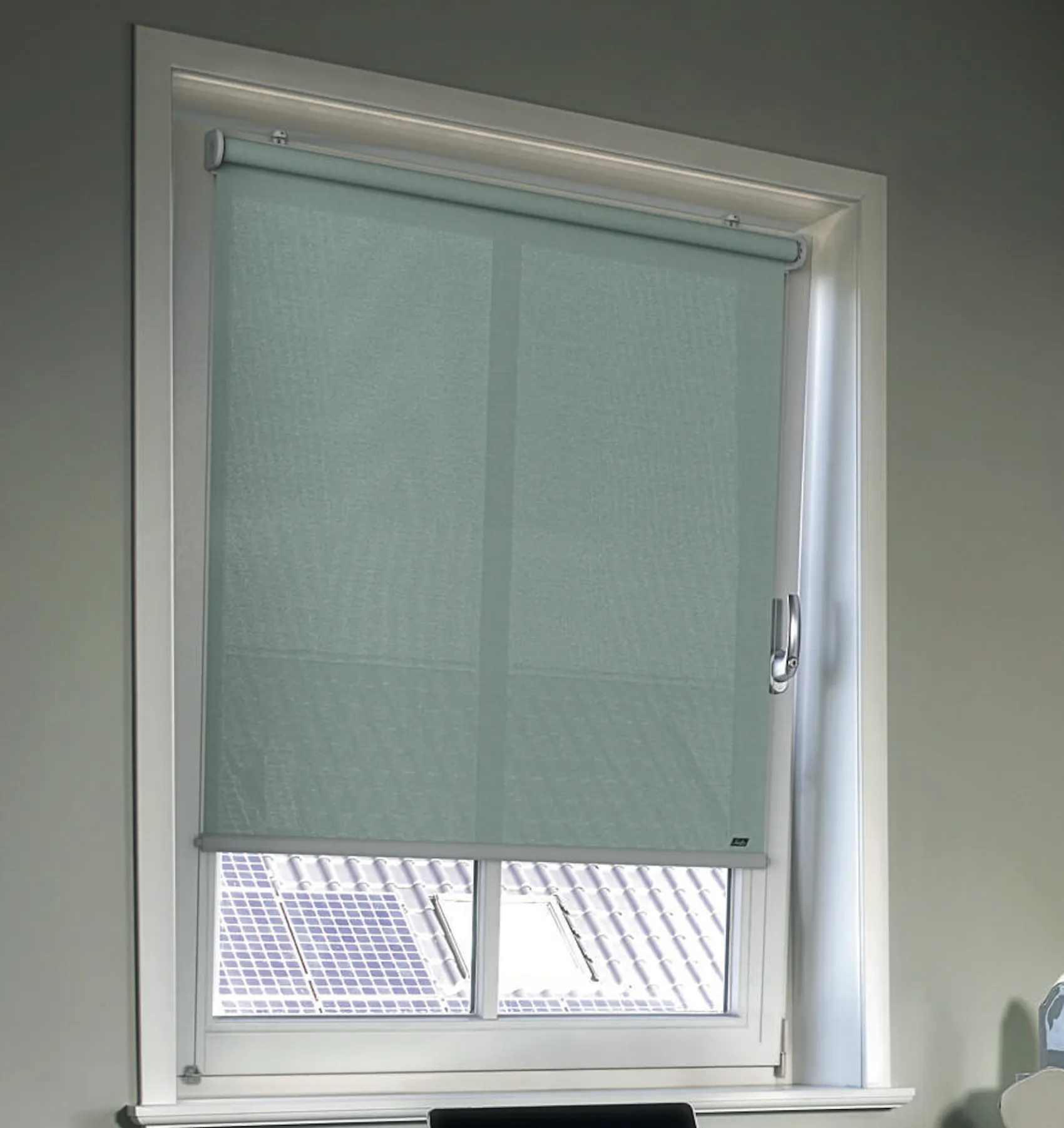 Hyggeligt hjemmekontor med lysegrønne rullegardiner på vinduerne