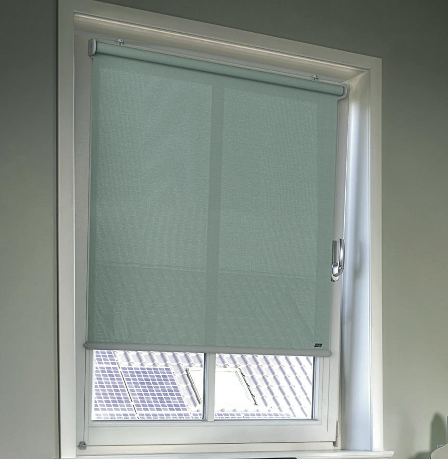 Bureau à domicile cosy avec des stores enrouleurs bleu clair aux fenêtres