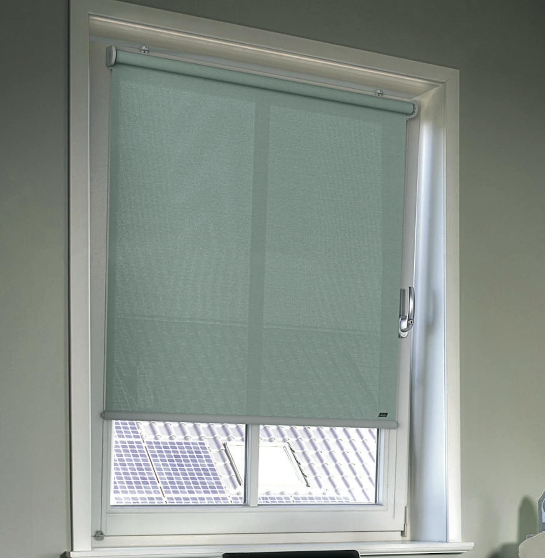 Bureau à domicile cosy avec des stores enrouleurs bleu clair aux fenêtres