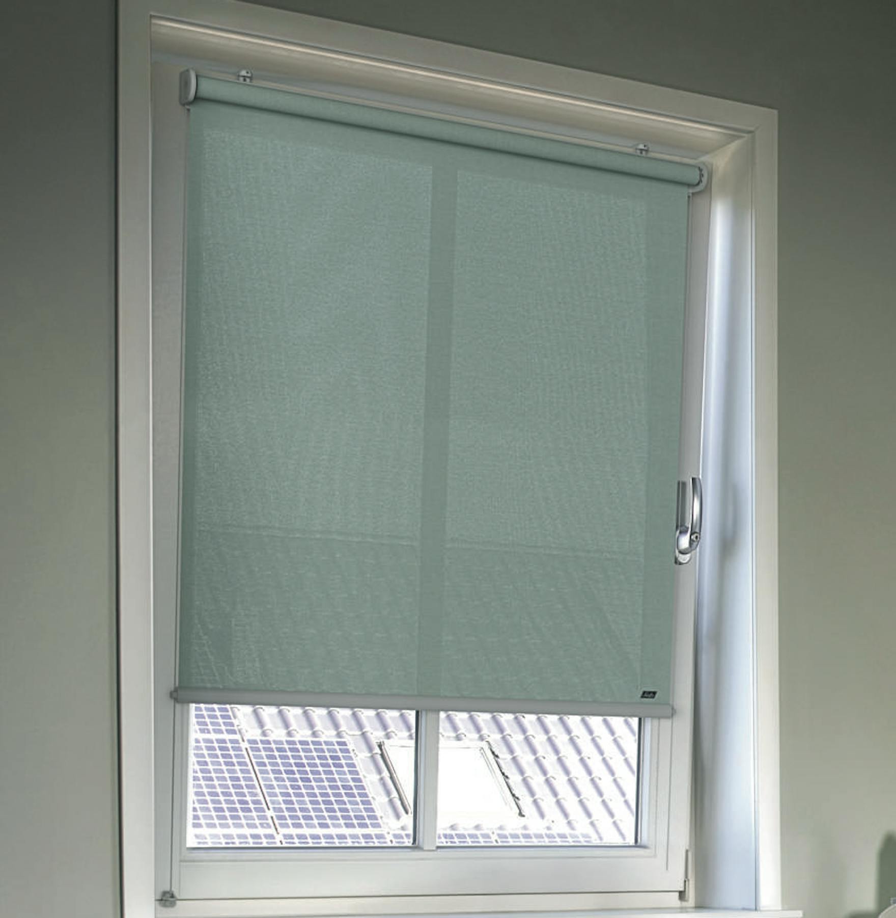 Gezellige thuiswerkplek met lichtblauwe rolgordijnen op de ramen