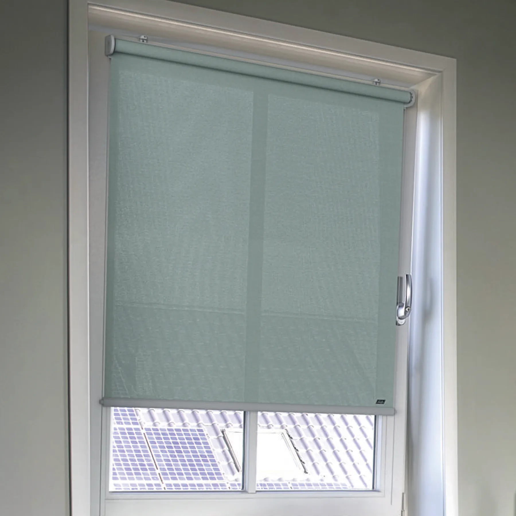 Oficina acogedora en casa con cortinas enrollables color verde agua en las ventanas
