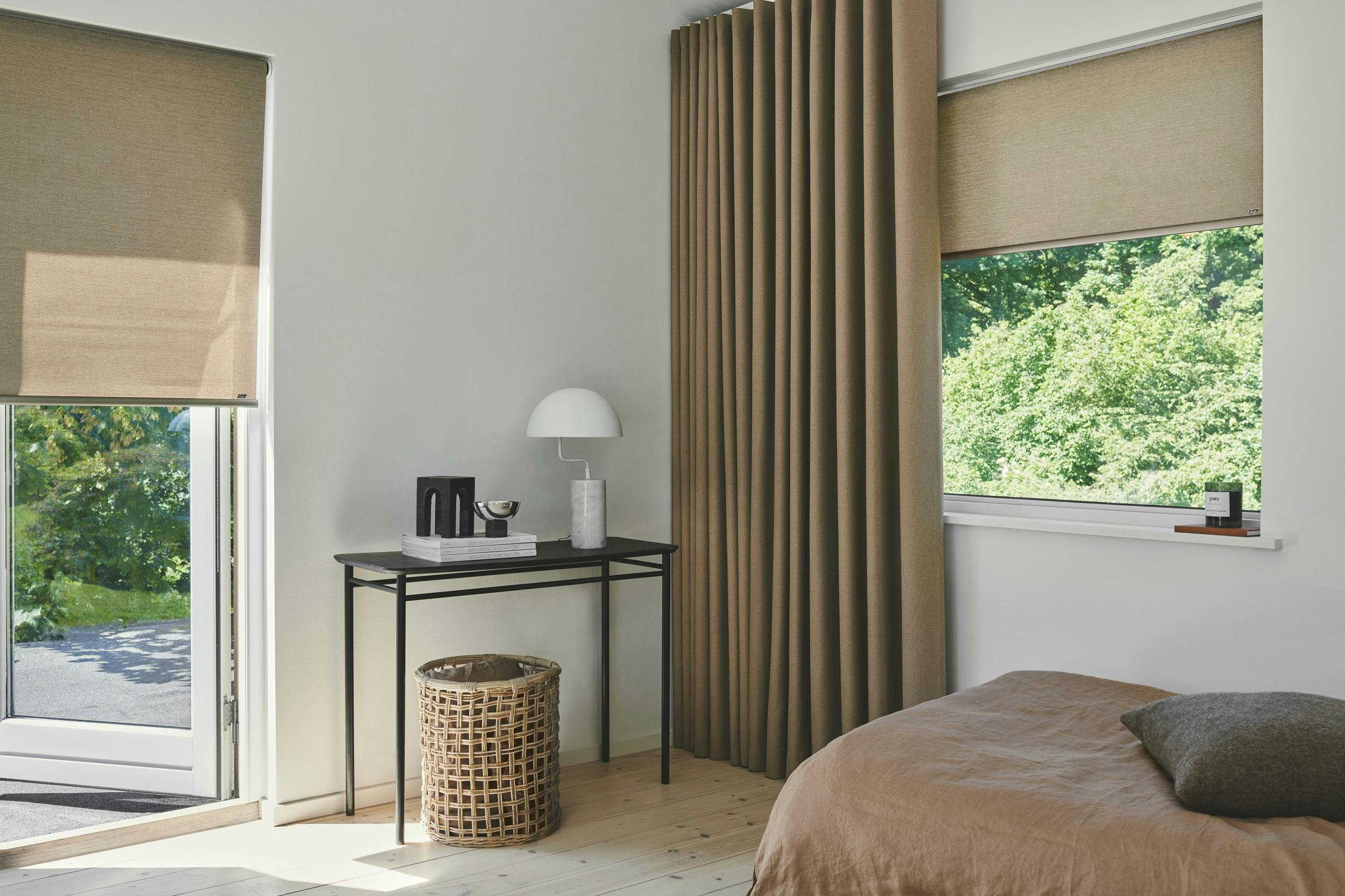 Chambre moderne avec rideau beige et stores enrouleurs sur une fenêtre et une porte-fenêtre