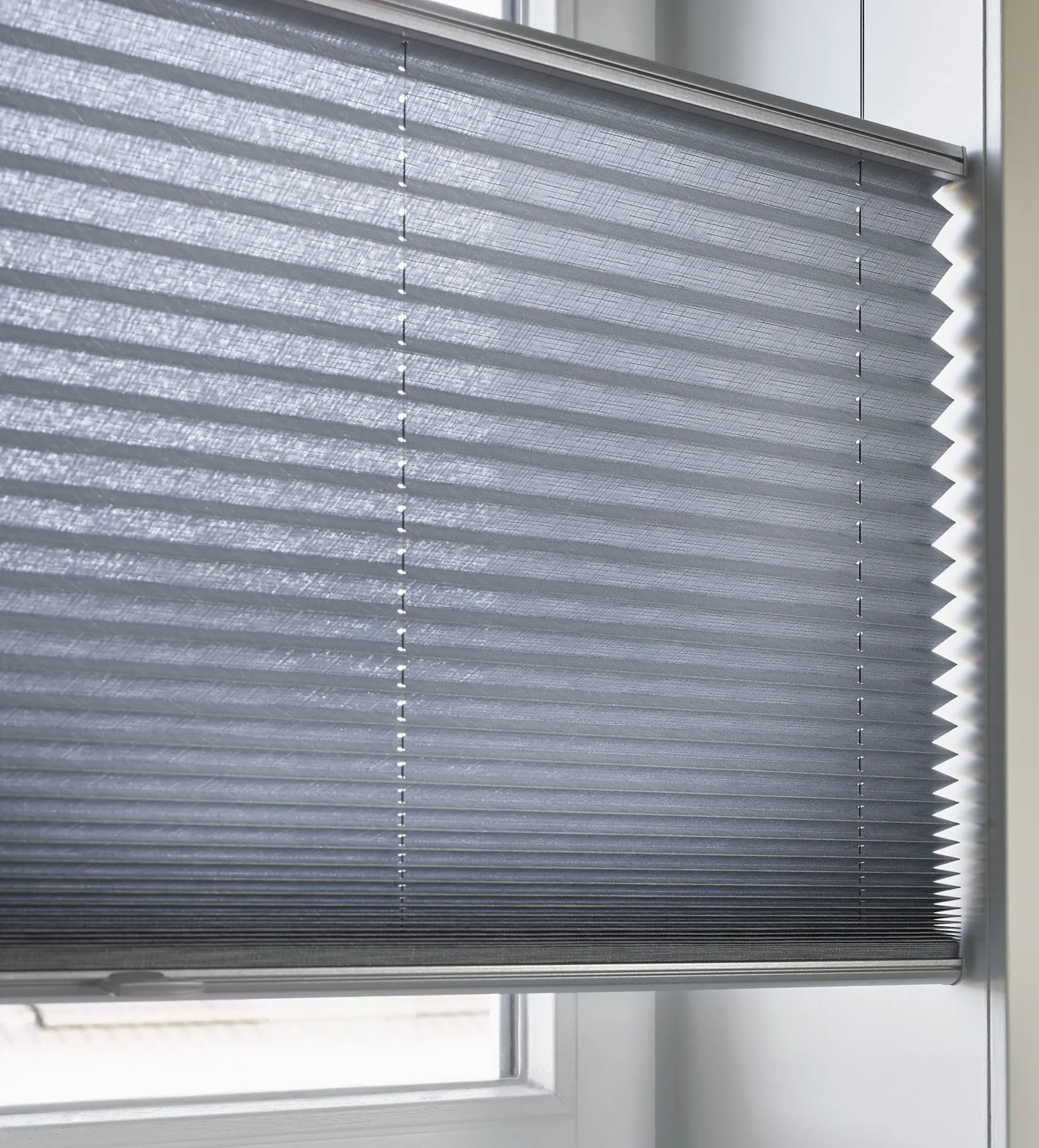 Close-up van blauwe plissé shades met top down/bottom up-functie