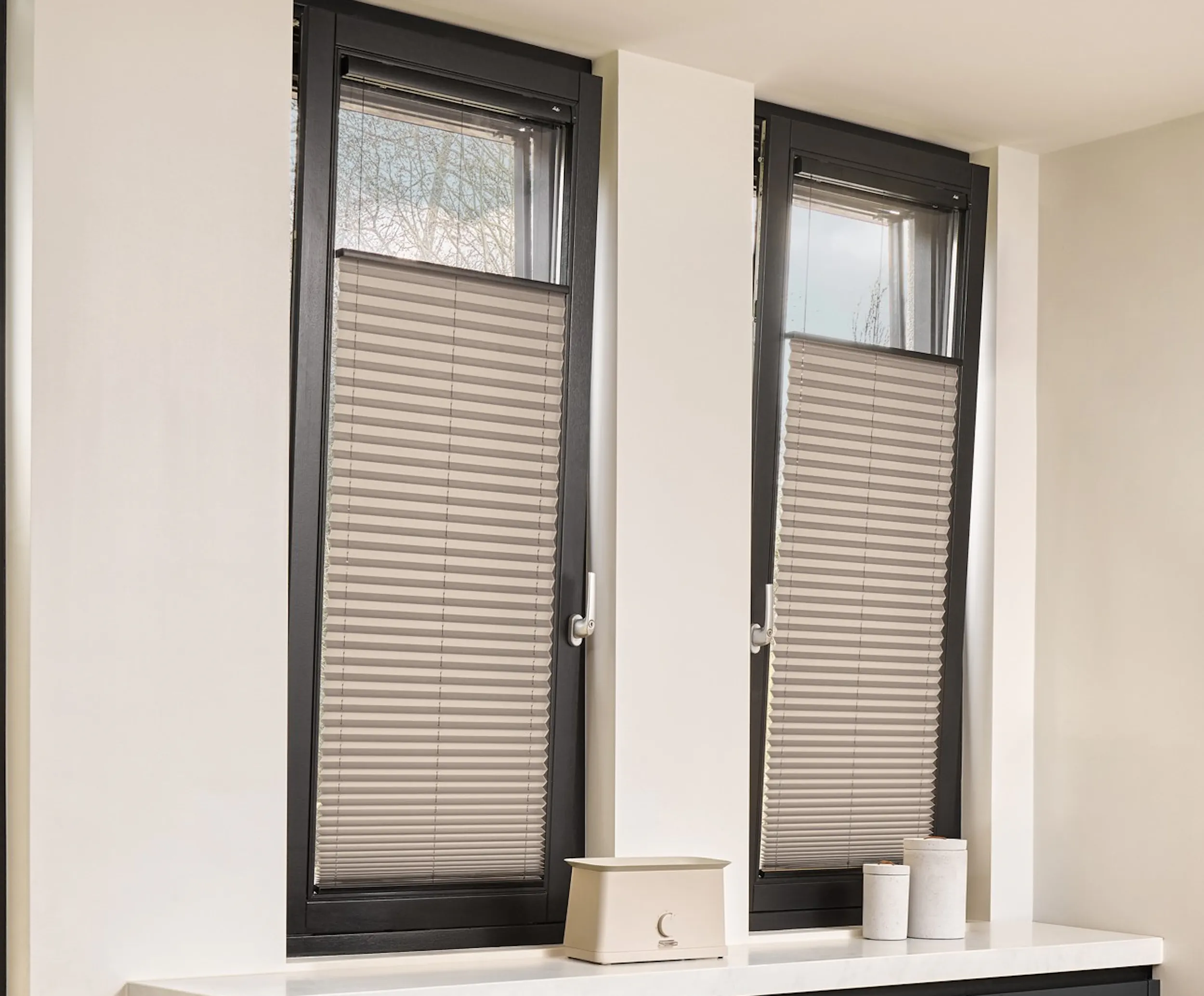 Stores plissés gris sur porte et fenêtres dans une cuisine
