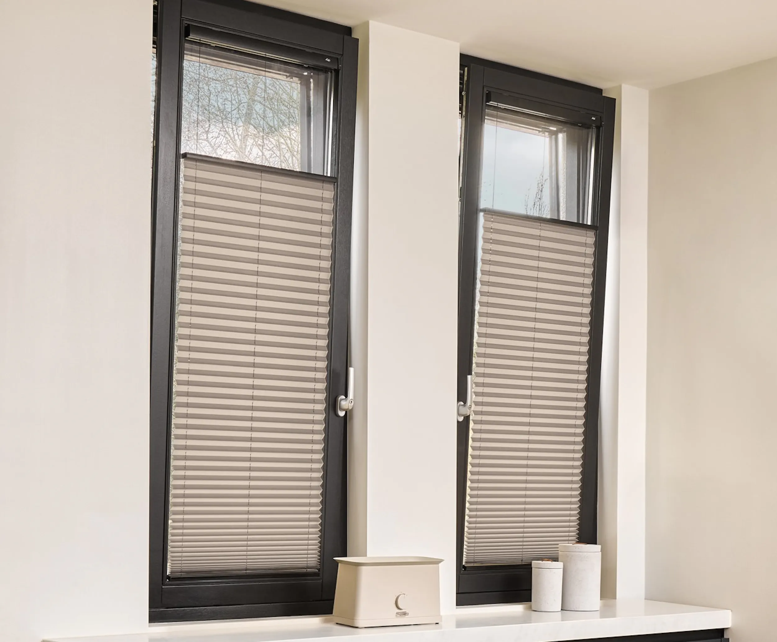 Stores plissés gris sur porte et fenêtres dans une cuisine