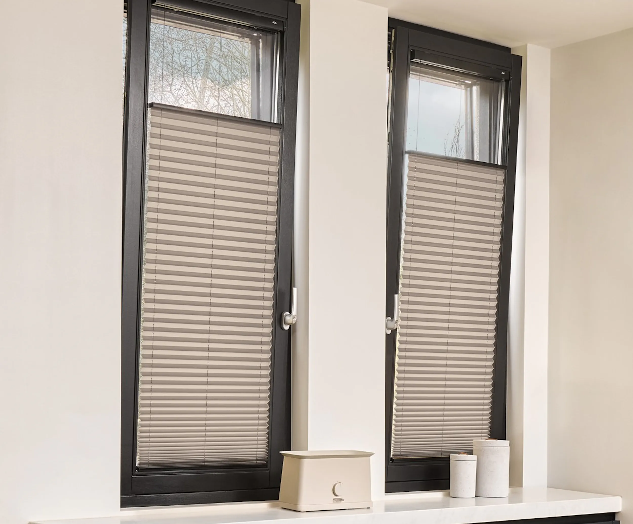 Grå plisségardiner i kjøkkenvindu og dør