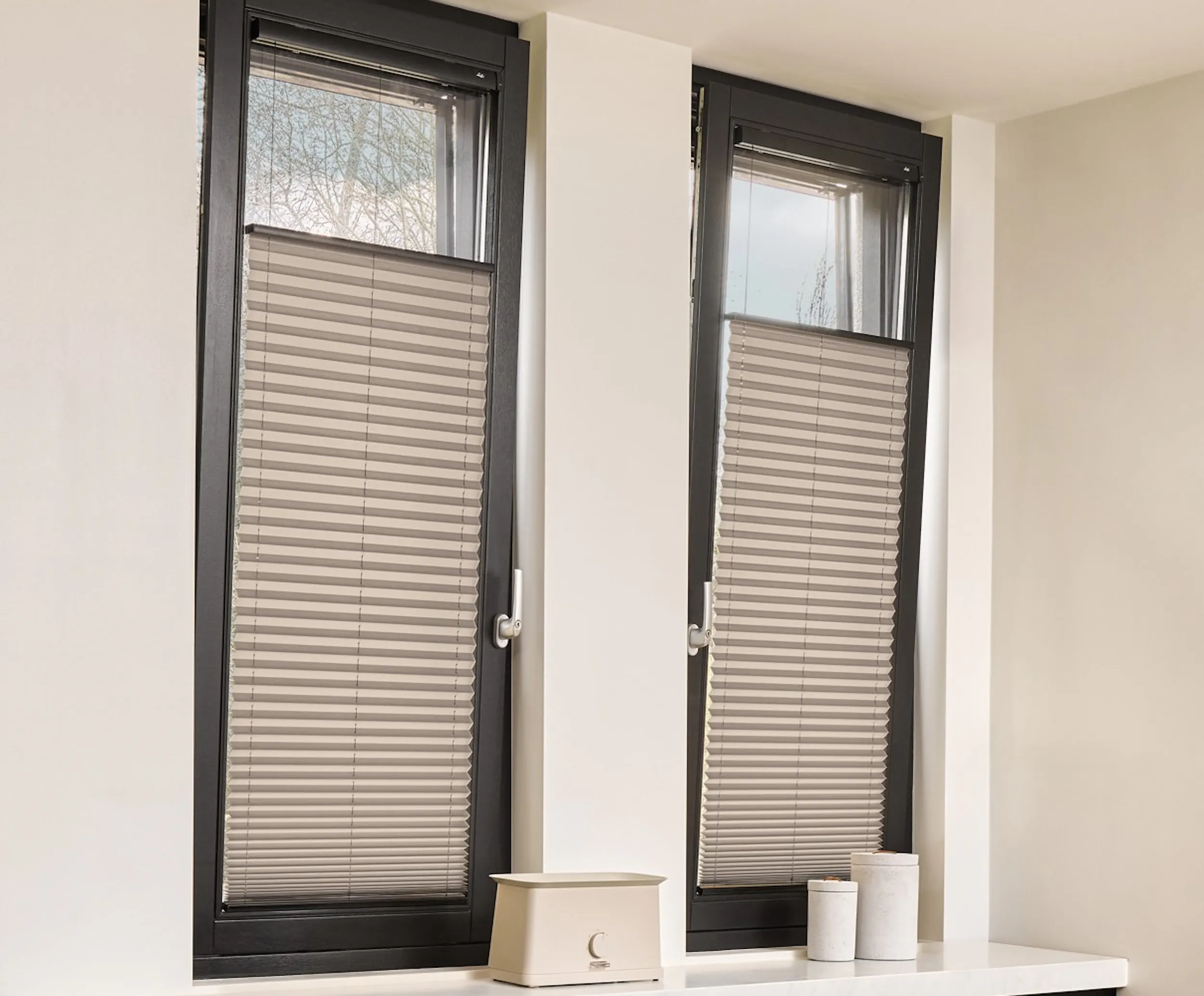 Grå plisségardiner på dør og vinduer i et køkken