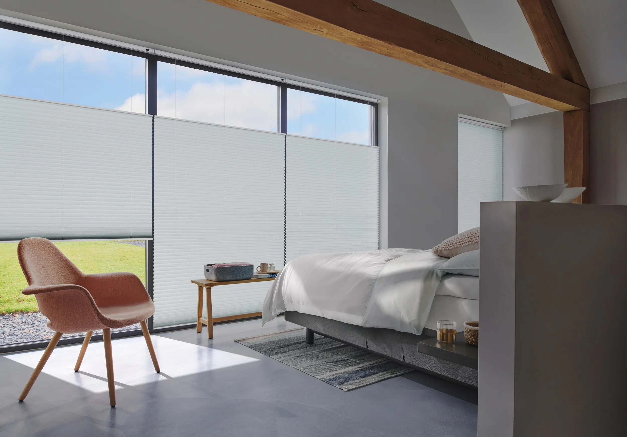 Witte plissé gordijnen op grote slaapkamerramen