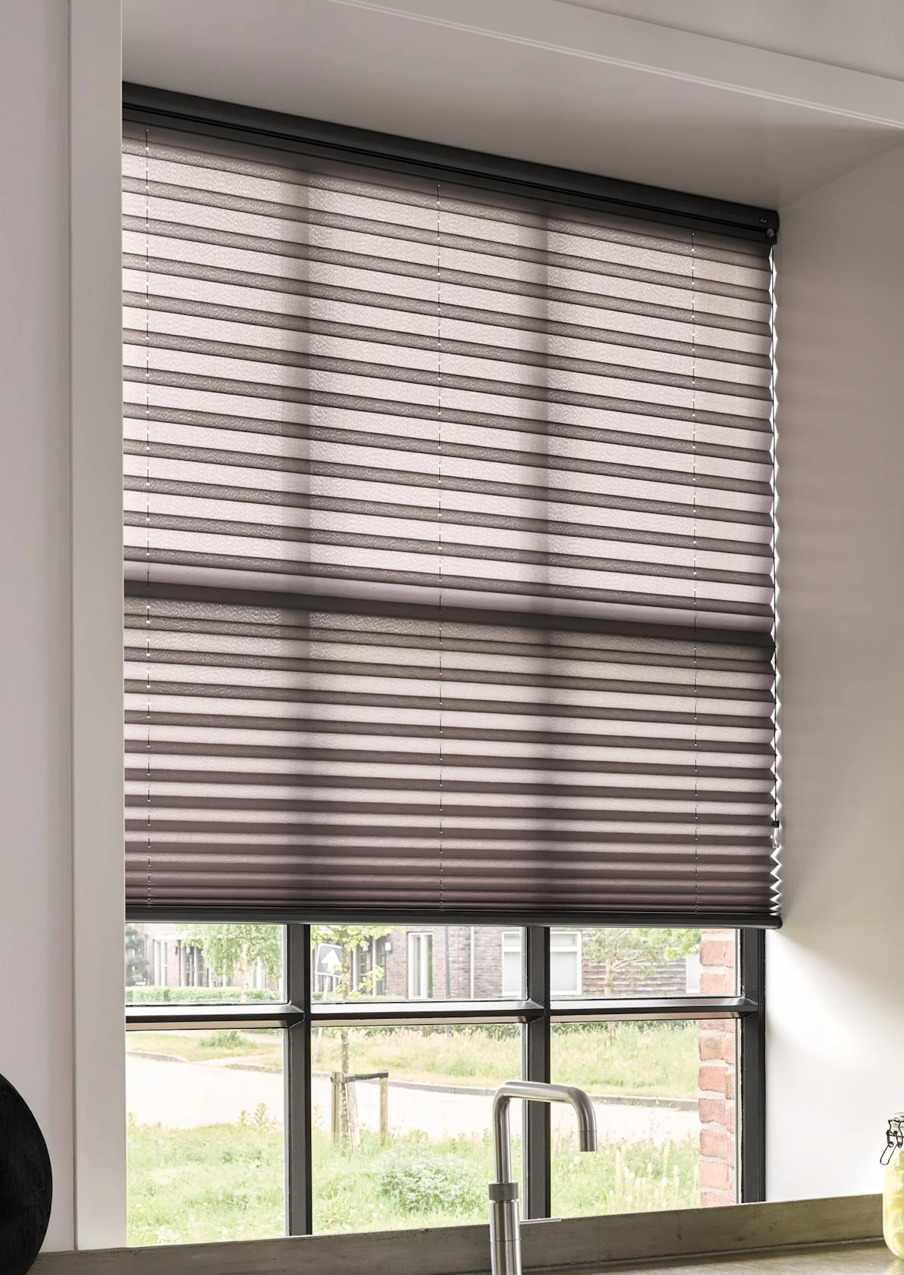 Mørk plisségardini kjøkkenvindu