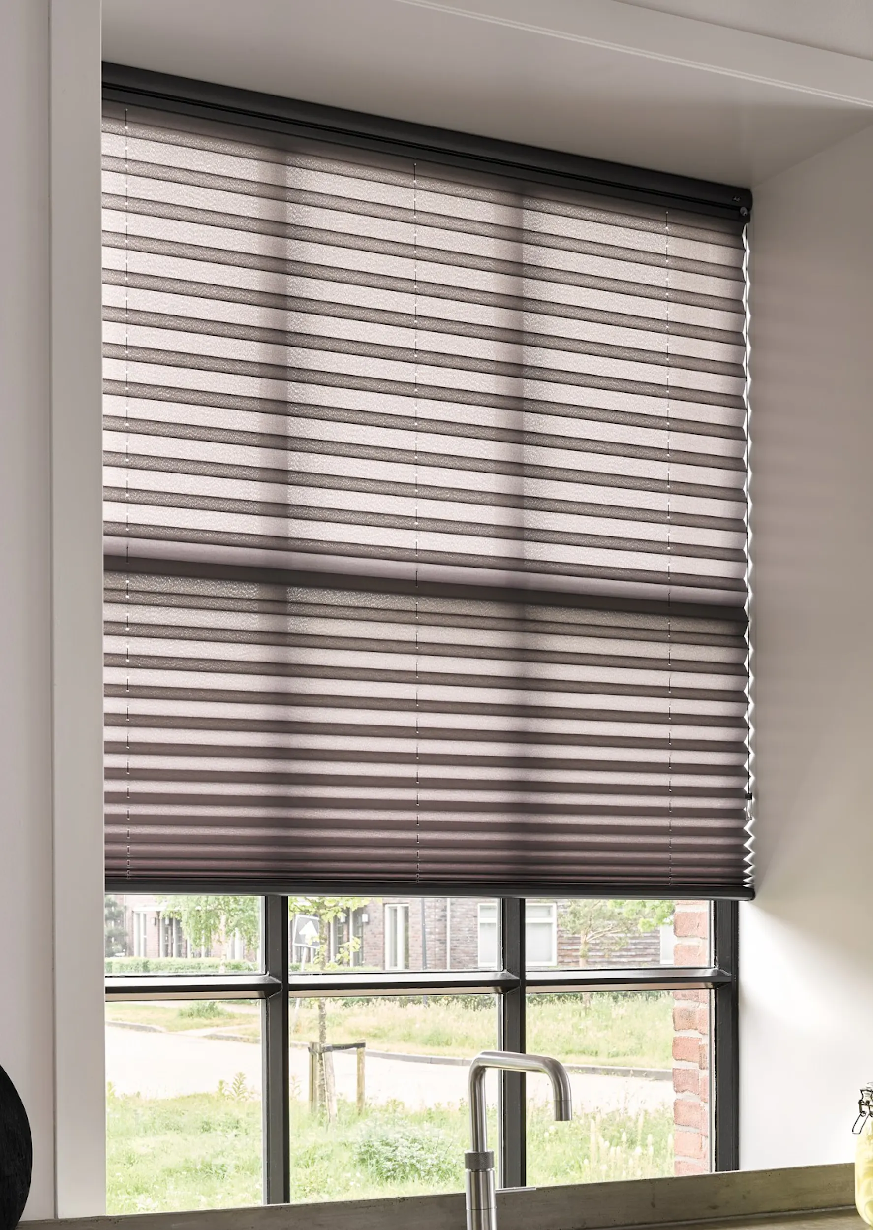 Zwarte plissé gordijnen op een keukenraam