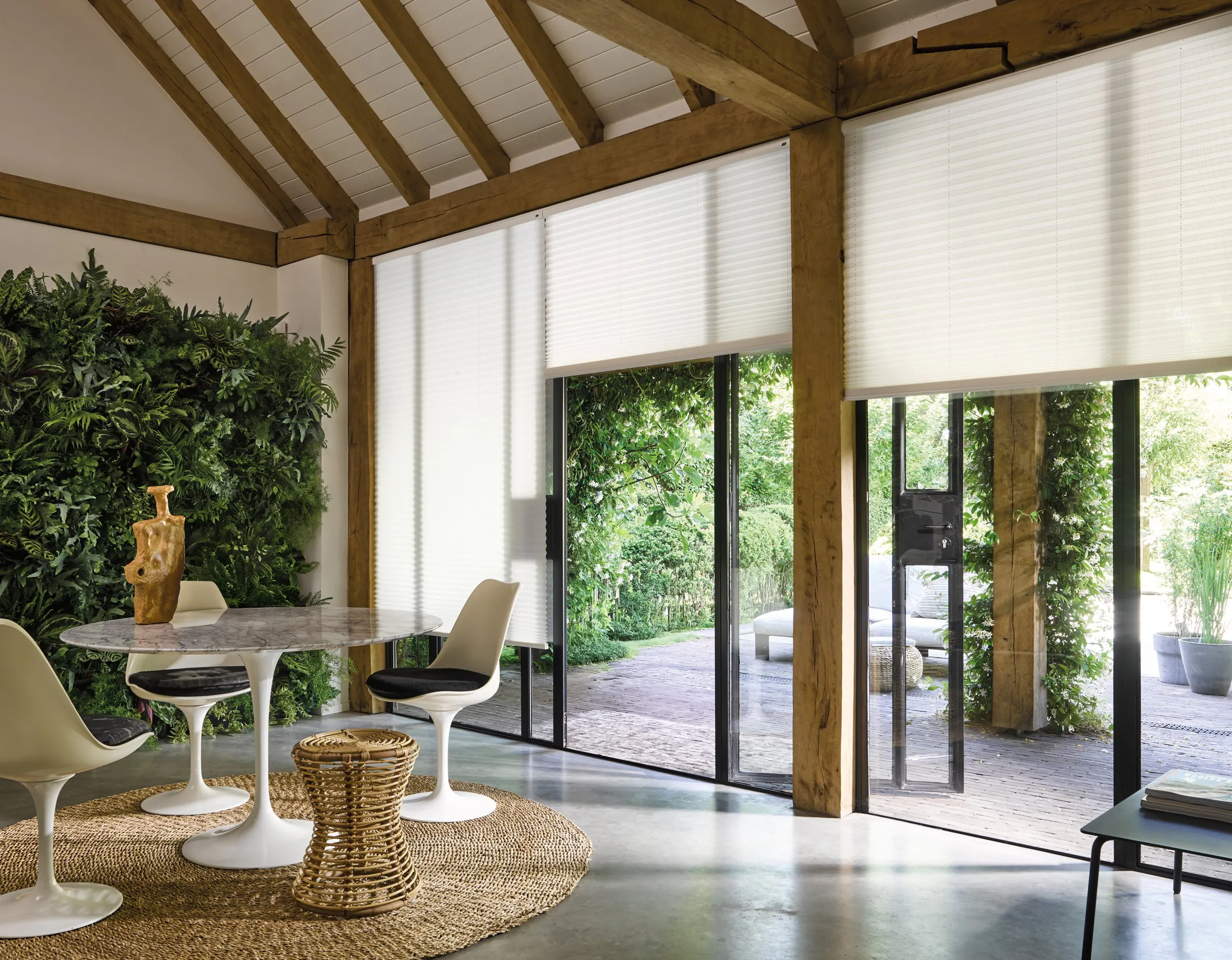 Witte plissé shades op grote openslaande deuren