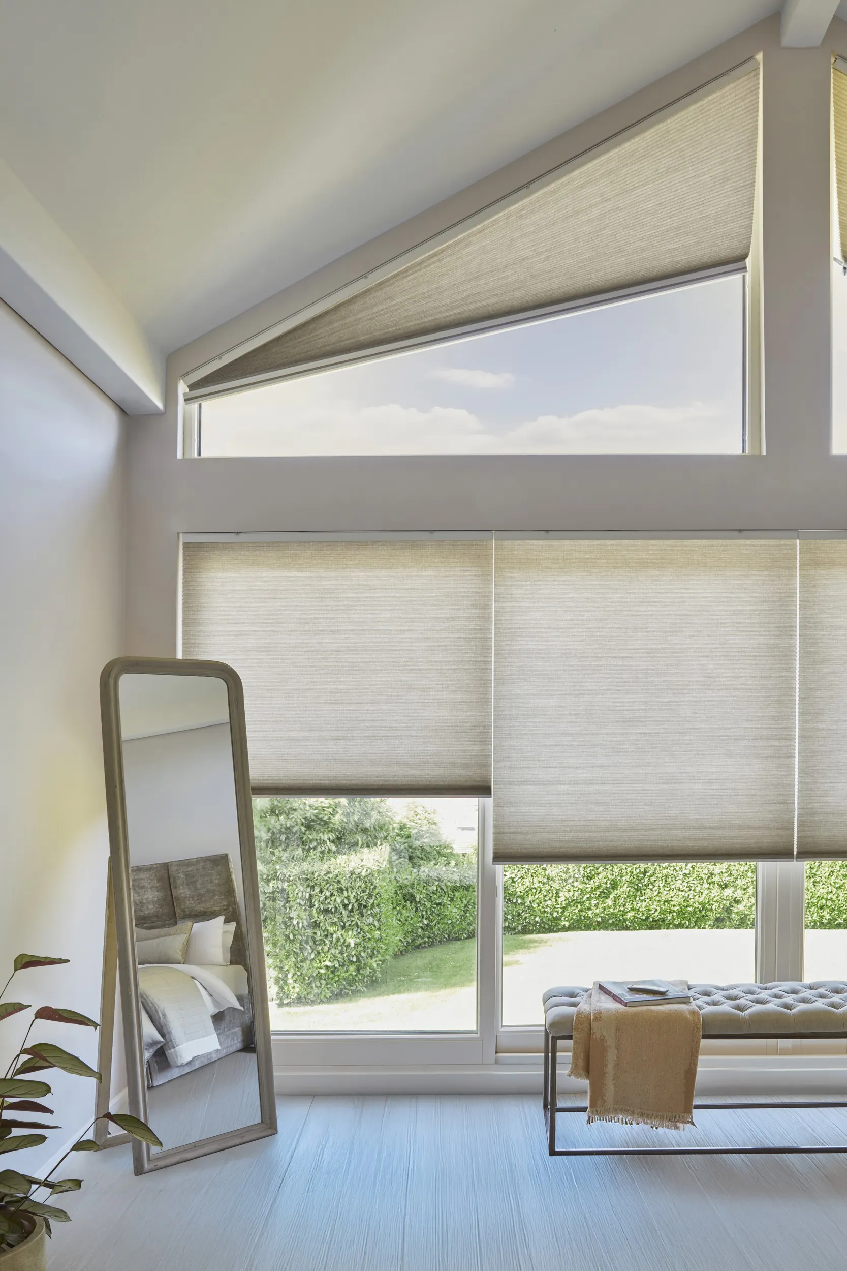 Cremefärgade Duette® gardiner i ett mysigt sovrum