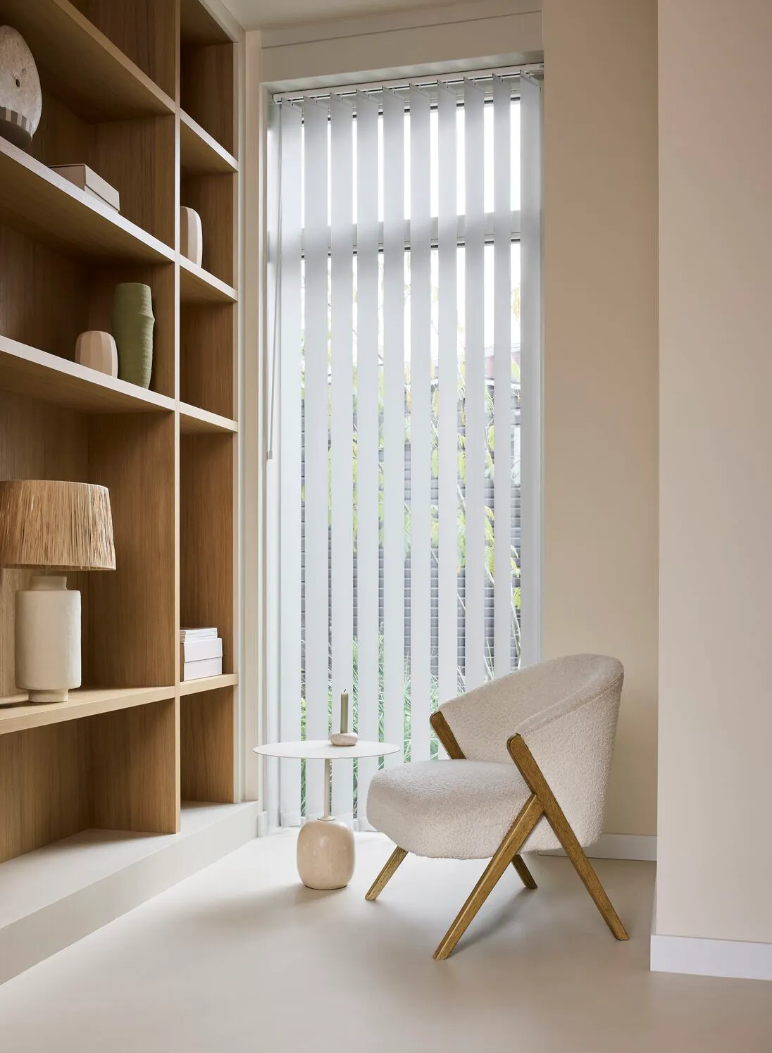 Witte verticale jaloezieën in een woonkamer