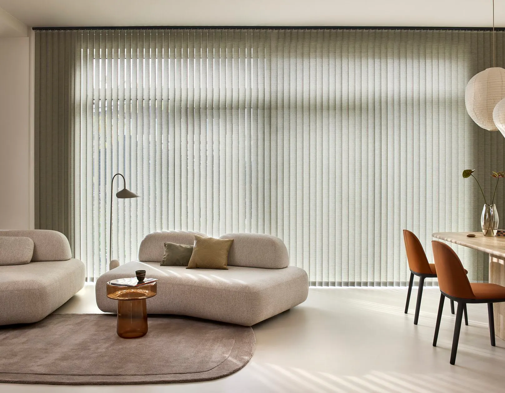 Groene verticale jaloezieën in een moderne woonkamer