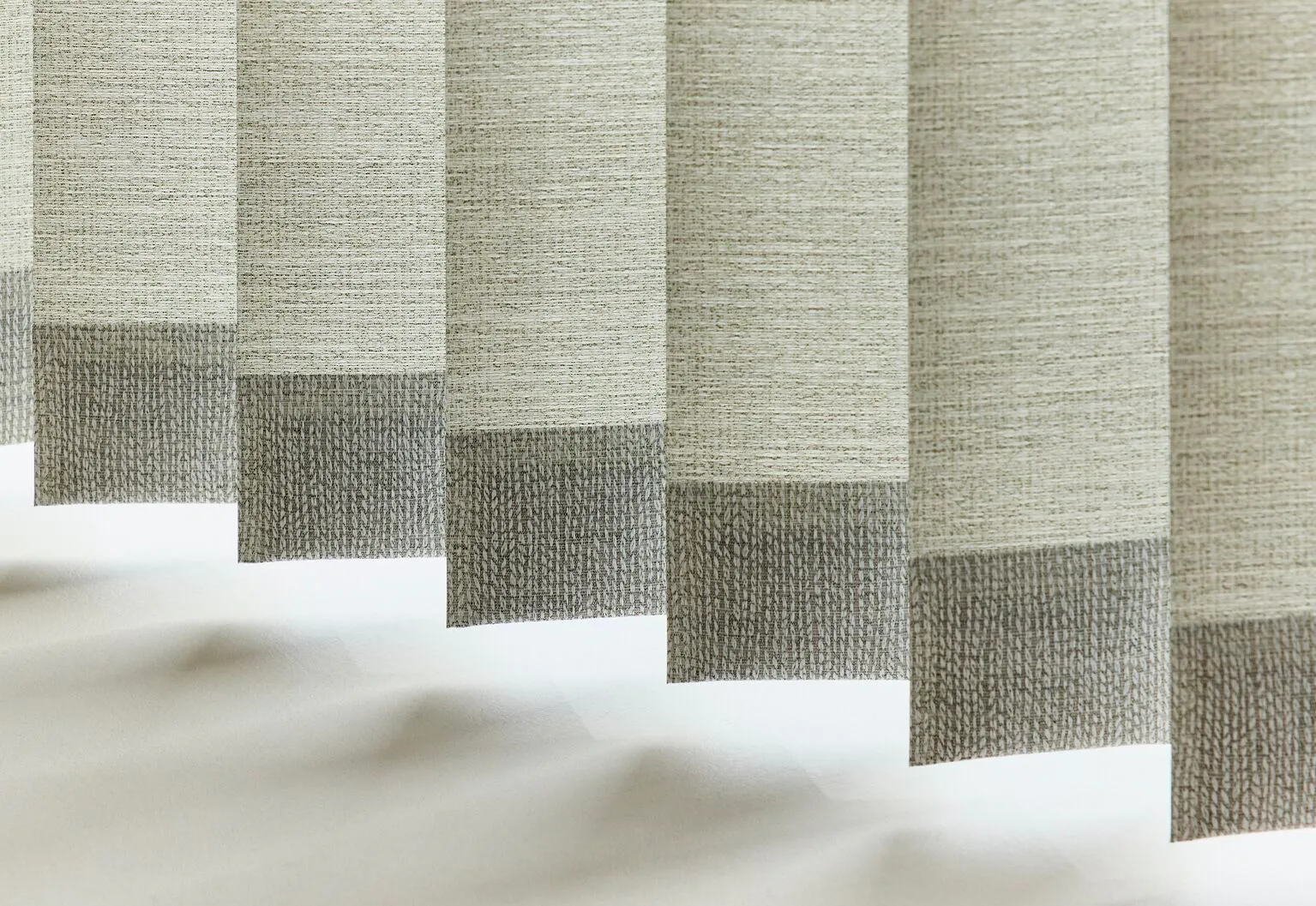 Gros plan sur des stores californiens verts