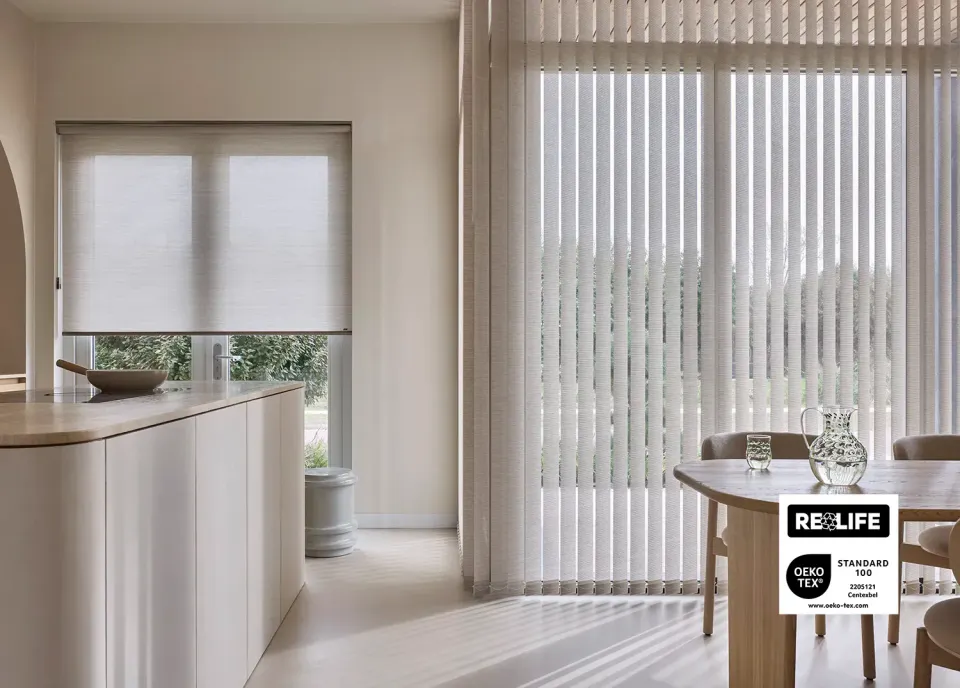 Stores californiens beiges sur de grandes fenêtres et stores enrouleurs blancs sur une porte-fenêtre dans une cuisine et salle à manger ouvertes