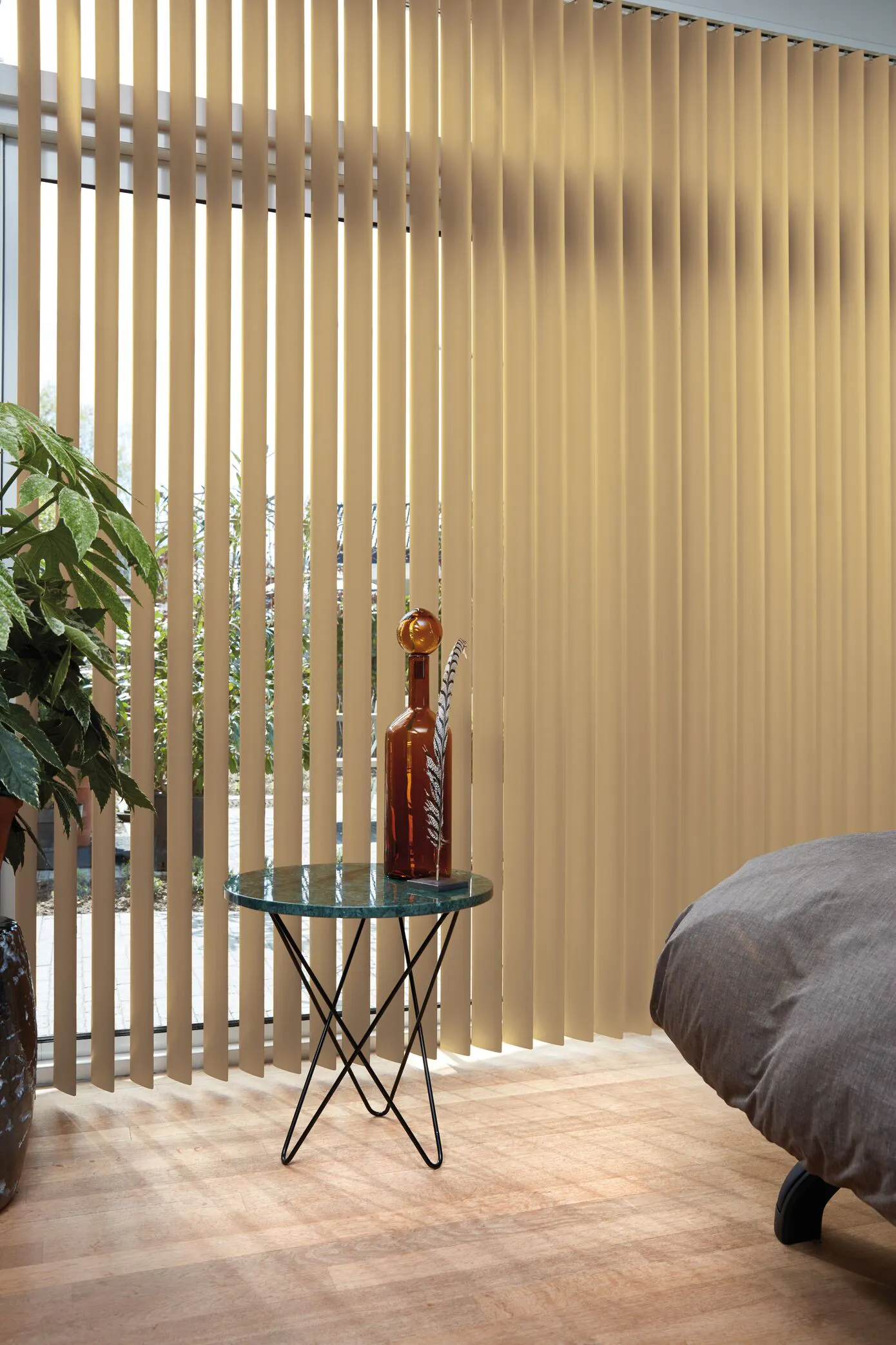 Stores californiens jaunes dans une chambre