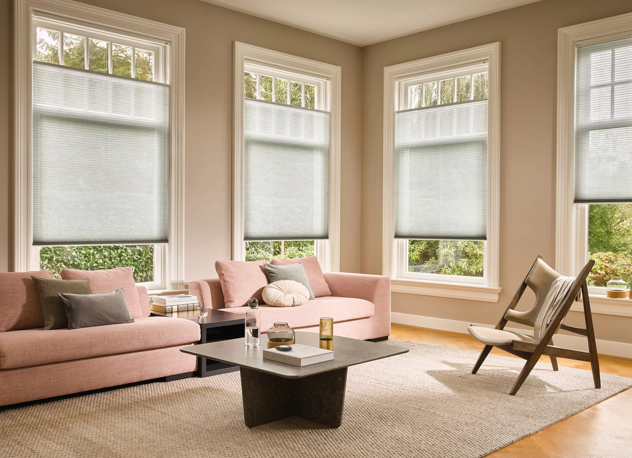Grand salon pastel avec des stores Duette® vert clair aux fenêtres