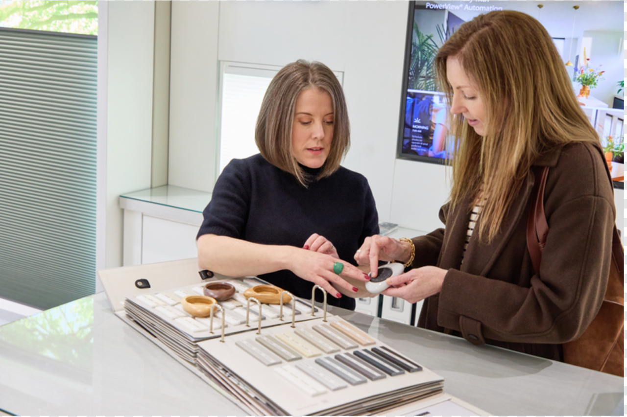 Customer in a Luxaflex showroom