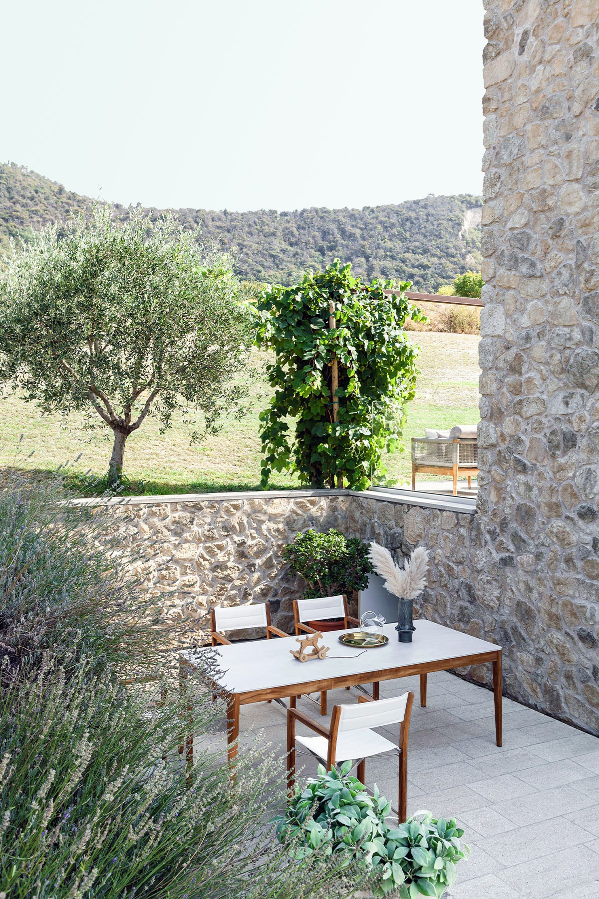 Atmosphera Dakota otdoor dining range in Italian country setting with large olive tree