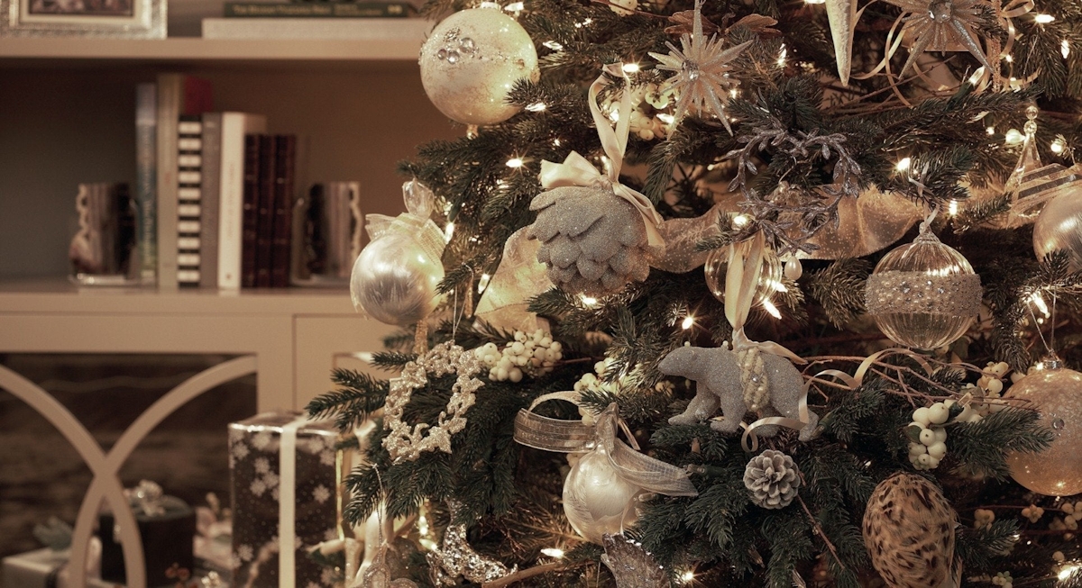 How to Decorate a Luxury Christmas Tree: Step by Step Guide