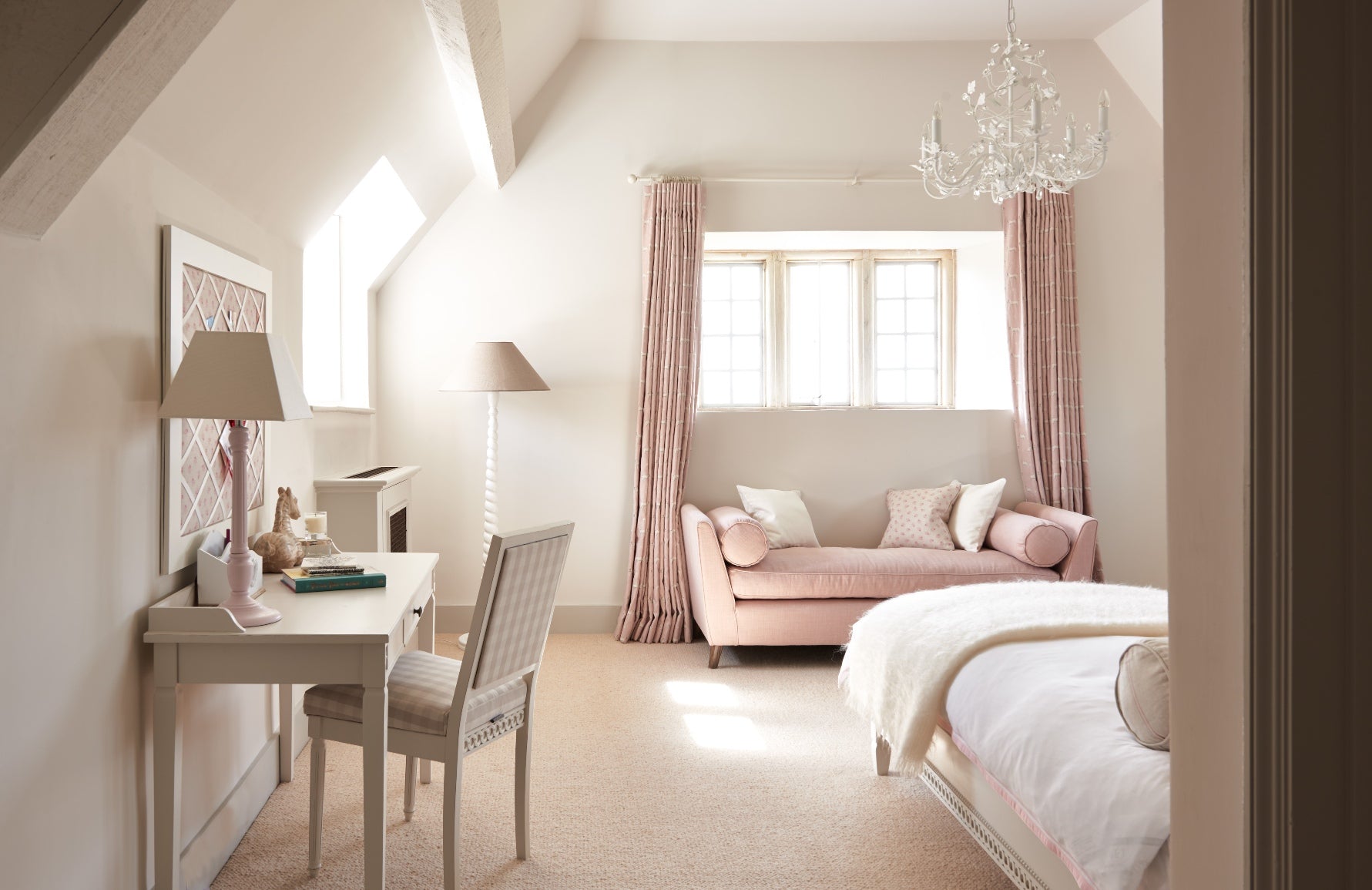Light pink and white bedroom ideas discount
