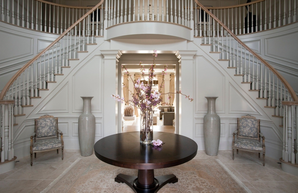 How To Style Your Round Entryway Table – Taylor Howes – LuxDeco.com Style Guide