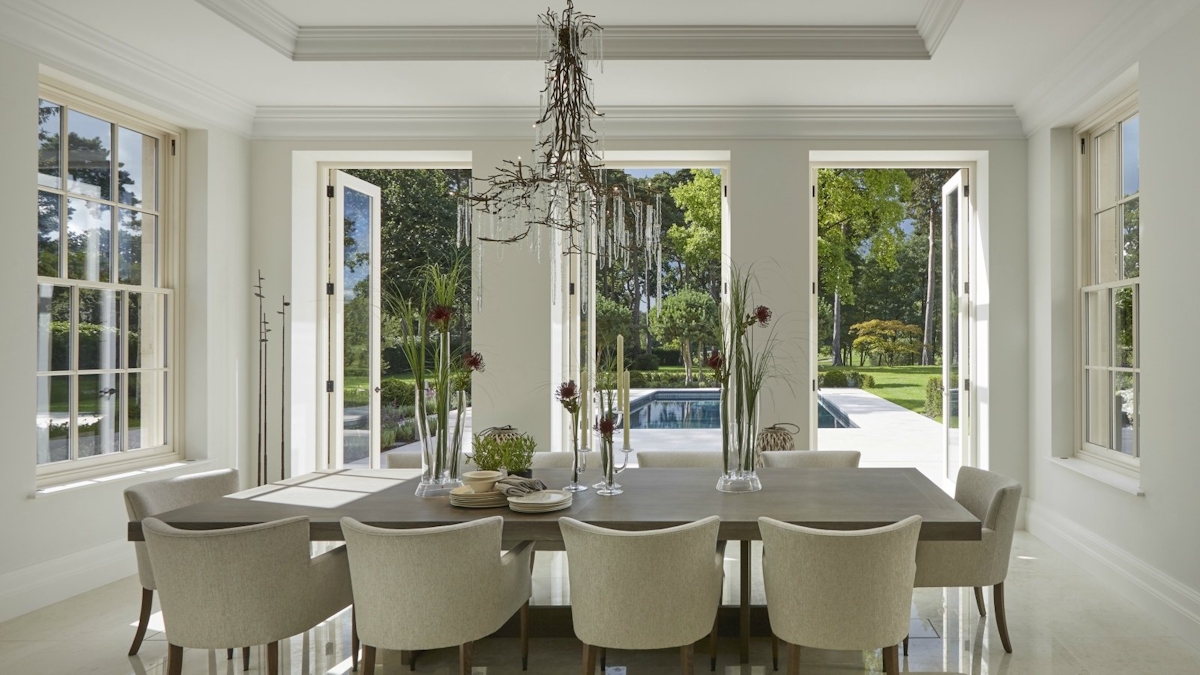 Luxury Dining Room Styles | Bright Dining Room | Louise Bradley | Read more in The Luxurist at LuxDeco.com