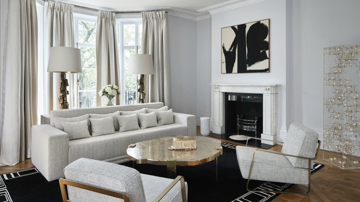 White Living Room | Brass coffee table | Interior by Stephanie Coutas | Read more in The Luxurist