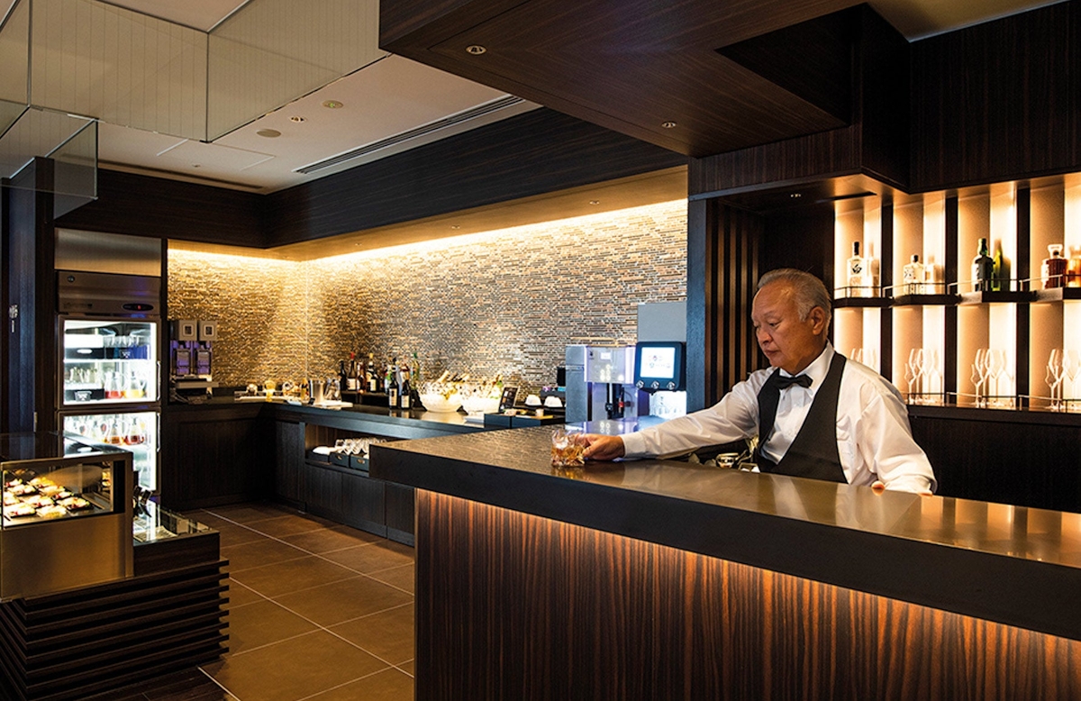 Best Airport Lounges In The World | JAL First Class Lounge | Read more in The Luxurist at LuxDeco.com