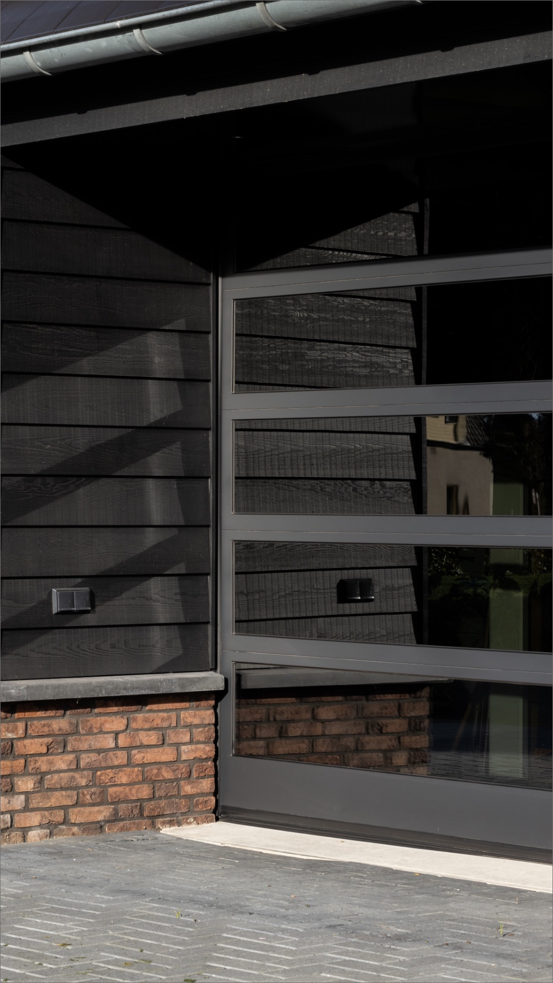 Garagentor mit Glaselementen