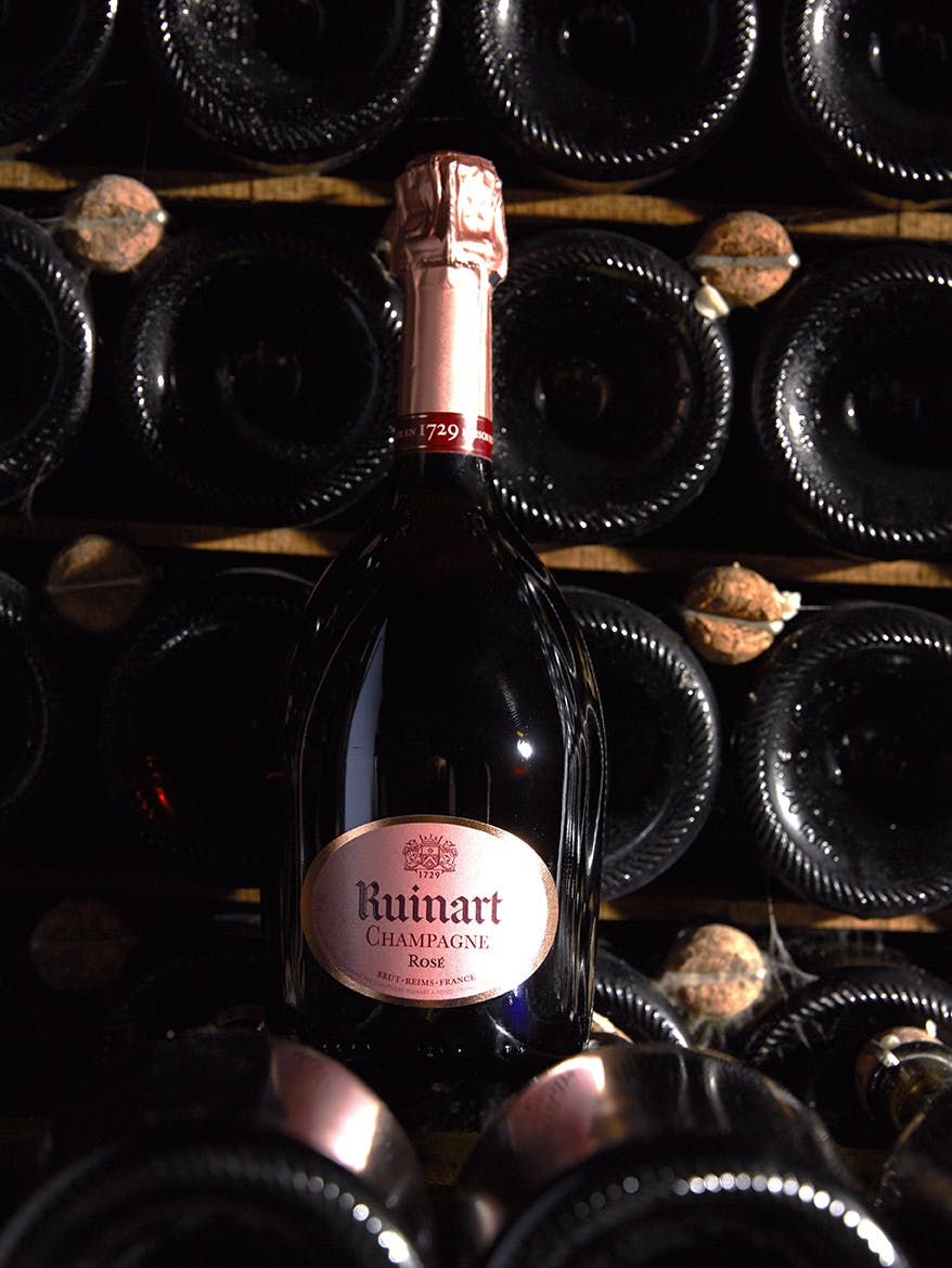 1764年にメゾン ルイナール史上初のロゼ・シャンパーニュ、「ルイナール ロゼ」が誕生しました。
