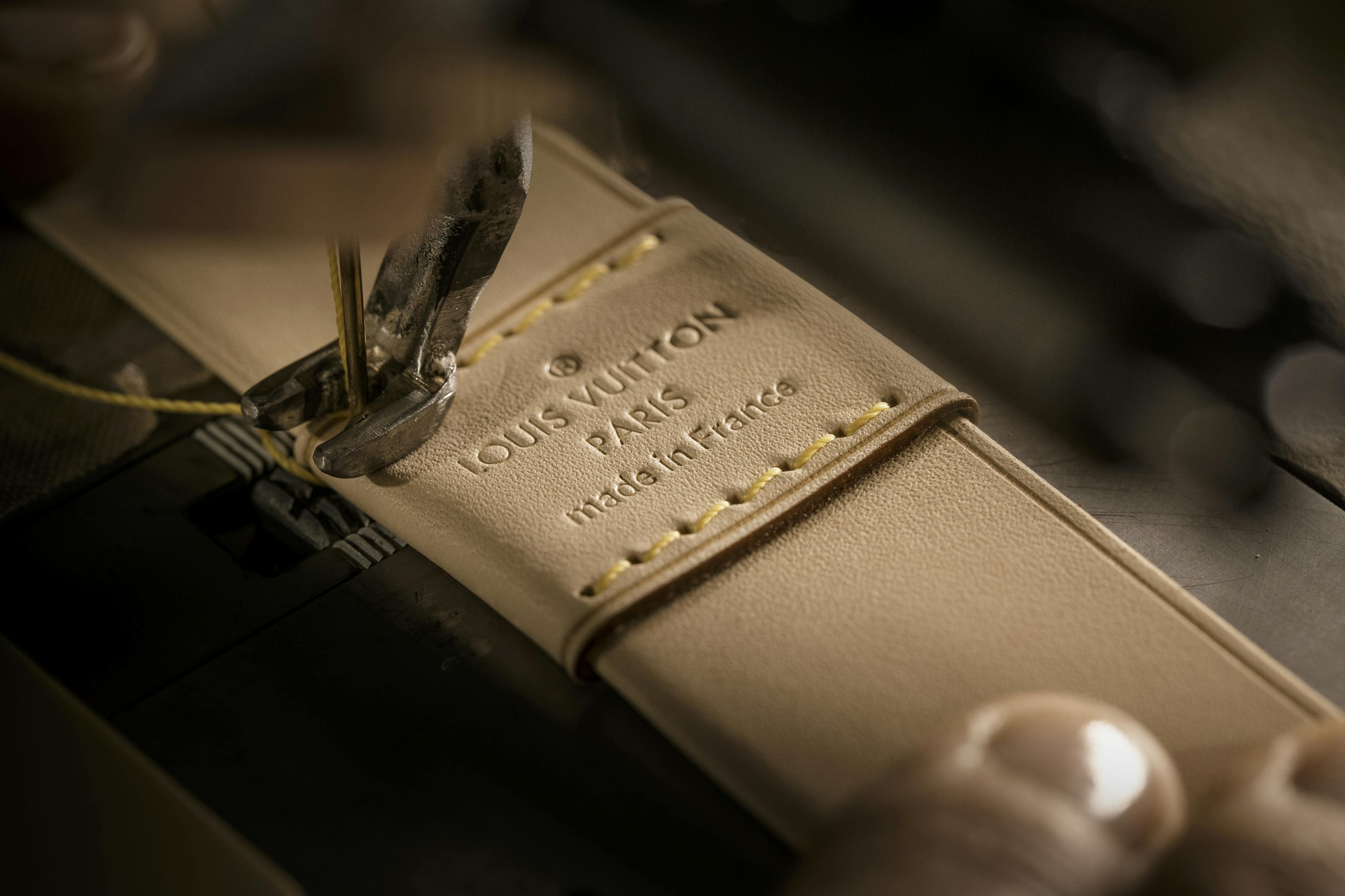 Louis Vuitton workshops in Sainte-Florence, 2014: sewing-machine stitching on the leather base of the Alma PM in Monogram canvas. © Louis Vuitton Malletier / Benjamin Decoin