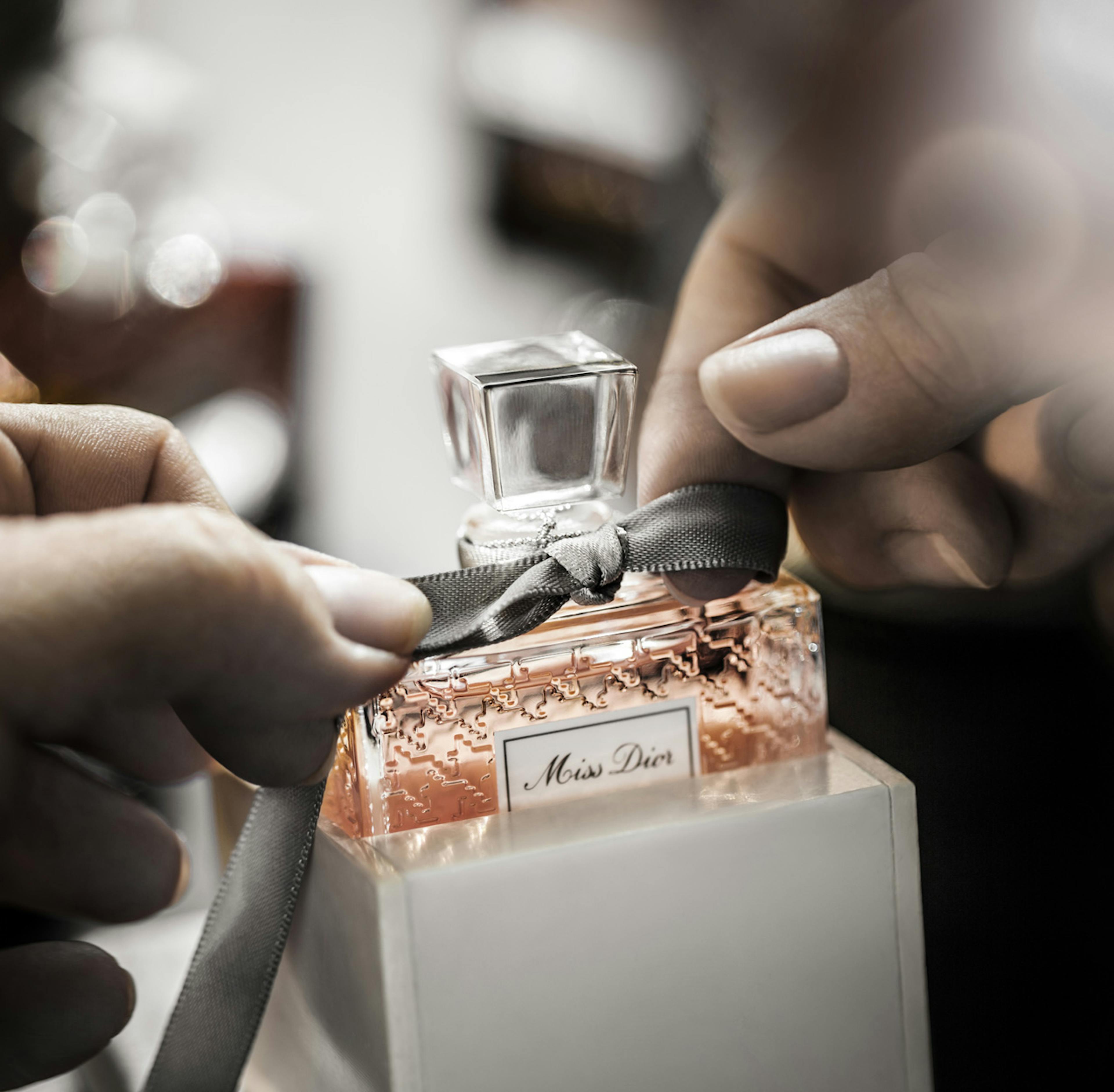 The art of bottling © Parfums Christian Dior