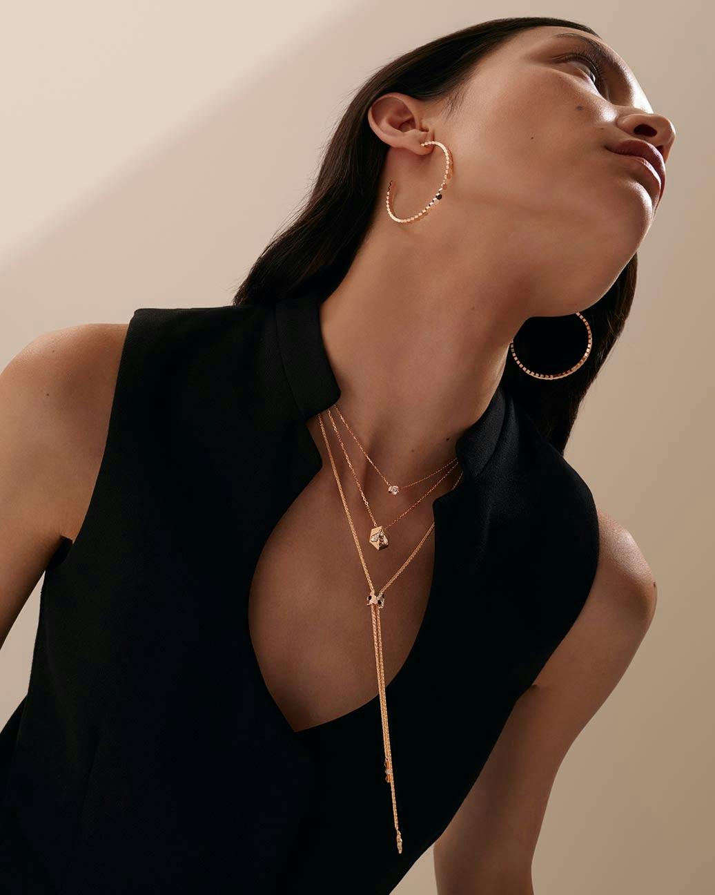 Bee de Chaumet 「ビー ドゥ ショーメ」コレクション ペンダントとネックレス、そしてフープイヤリング © Julien Vallon
