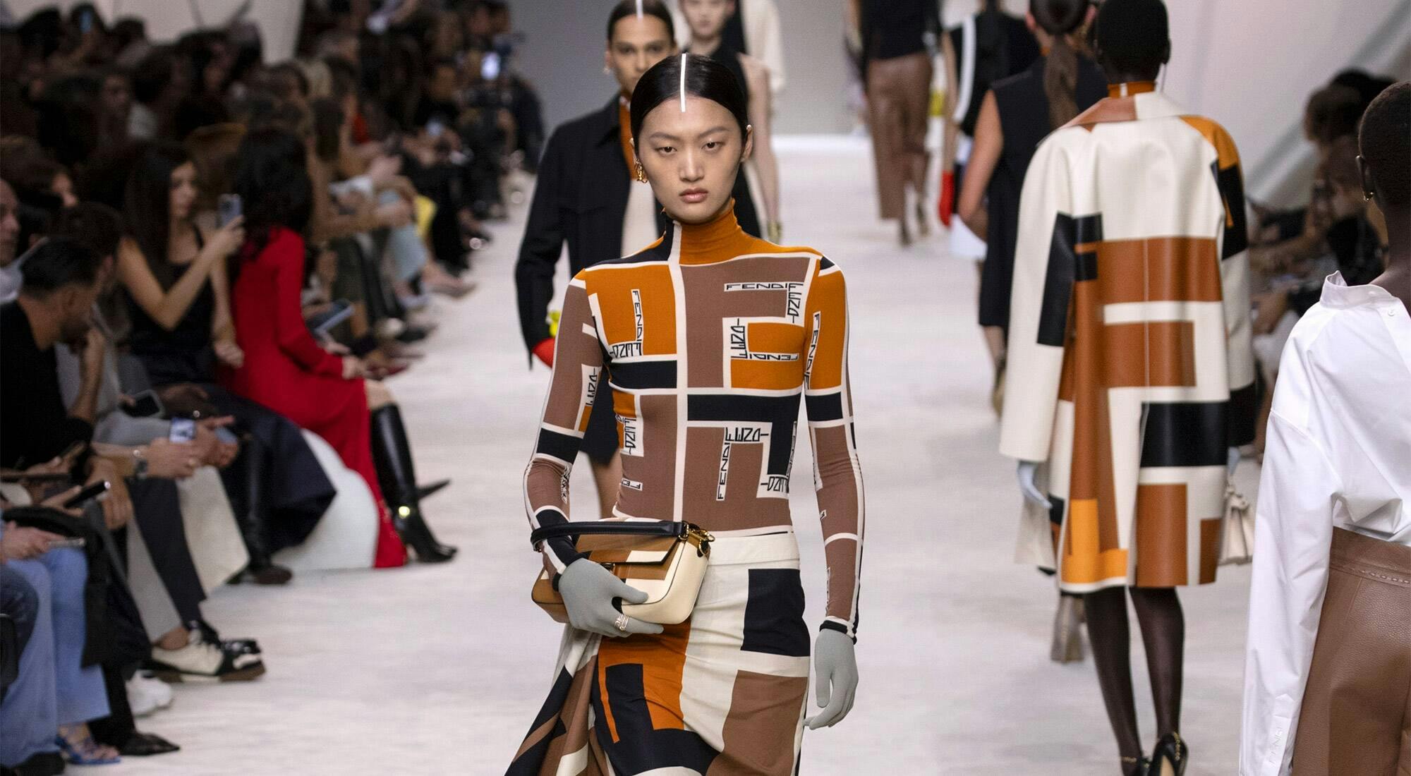 Banner Eleganza e libertà alla sfilata Primavera-Estate 2024 di Fendi