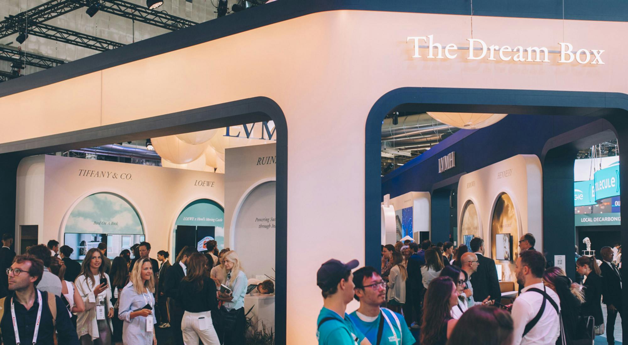 Banner LVMH accompagna i visitatori del VivaTech 2023 in un viaggio onirico con la Dream Box e l’LVMH Court