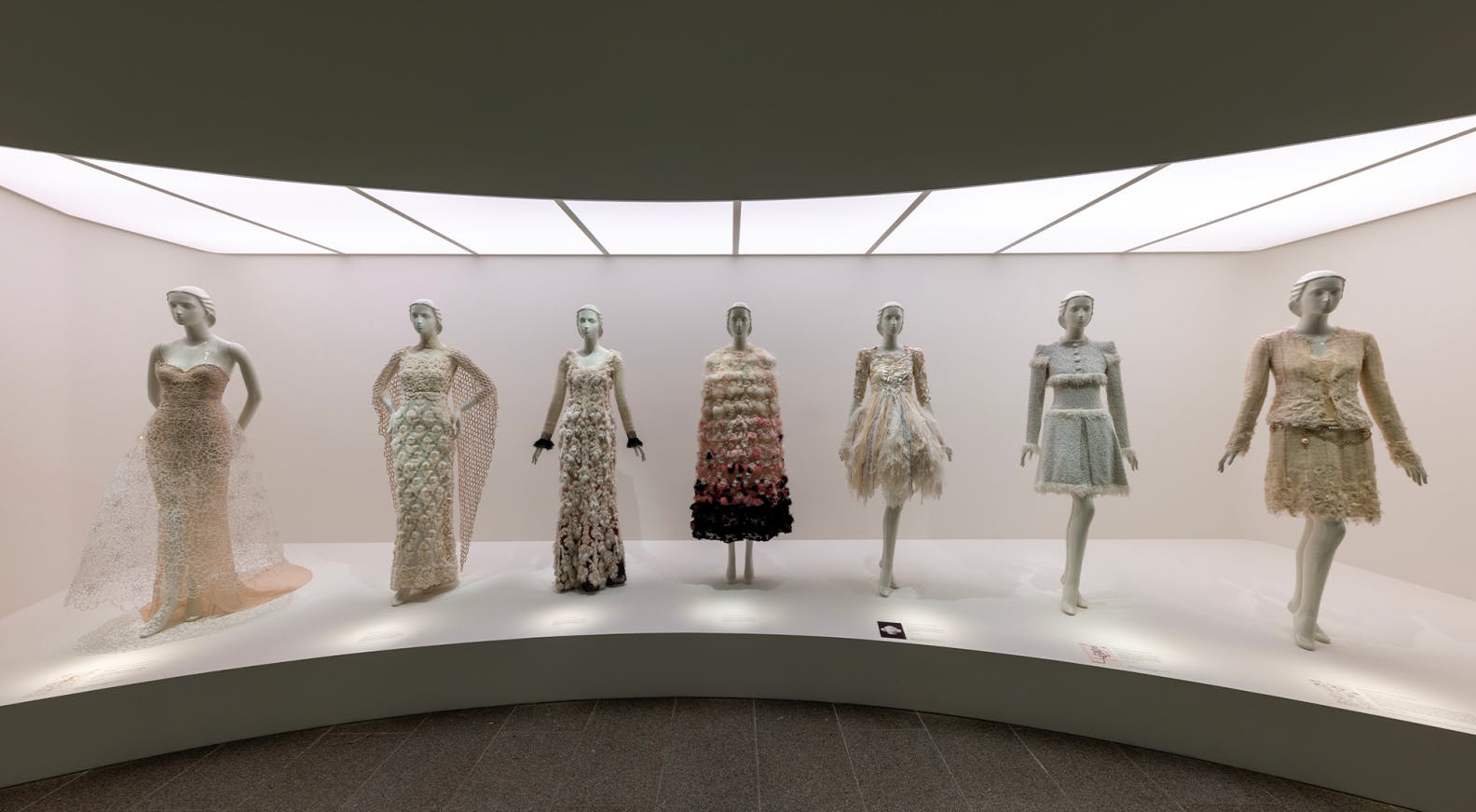 Banner - Fendi presenta l’esposizione “Karl Lagerfeld: a line of beauty” al Metropolitan Museum of Art di New York