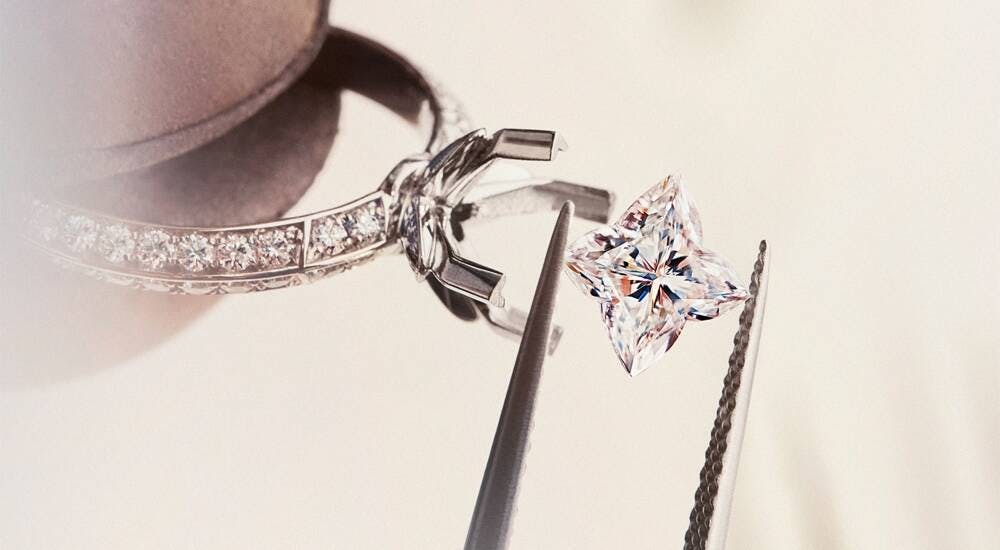 Cover Louis Vuitton présente sa collection LV Diamonds et étend son engagement en faveur de pratiques durables