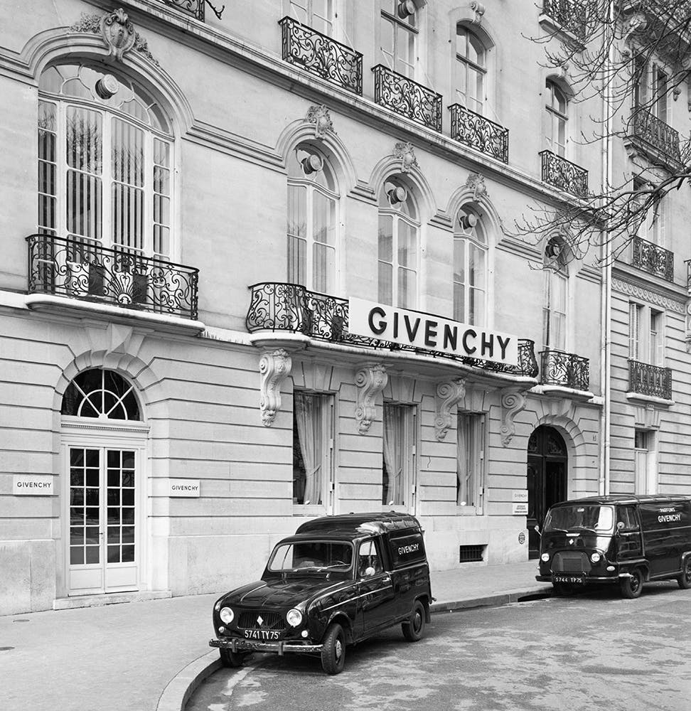 1950年代、パリのジョルジュ サンク通りにジバンシィがオープン © Givenchy
