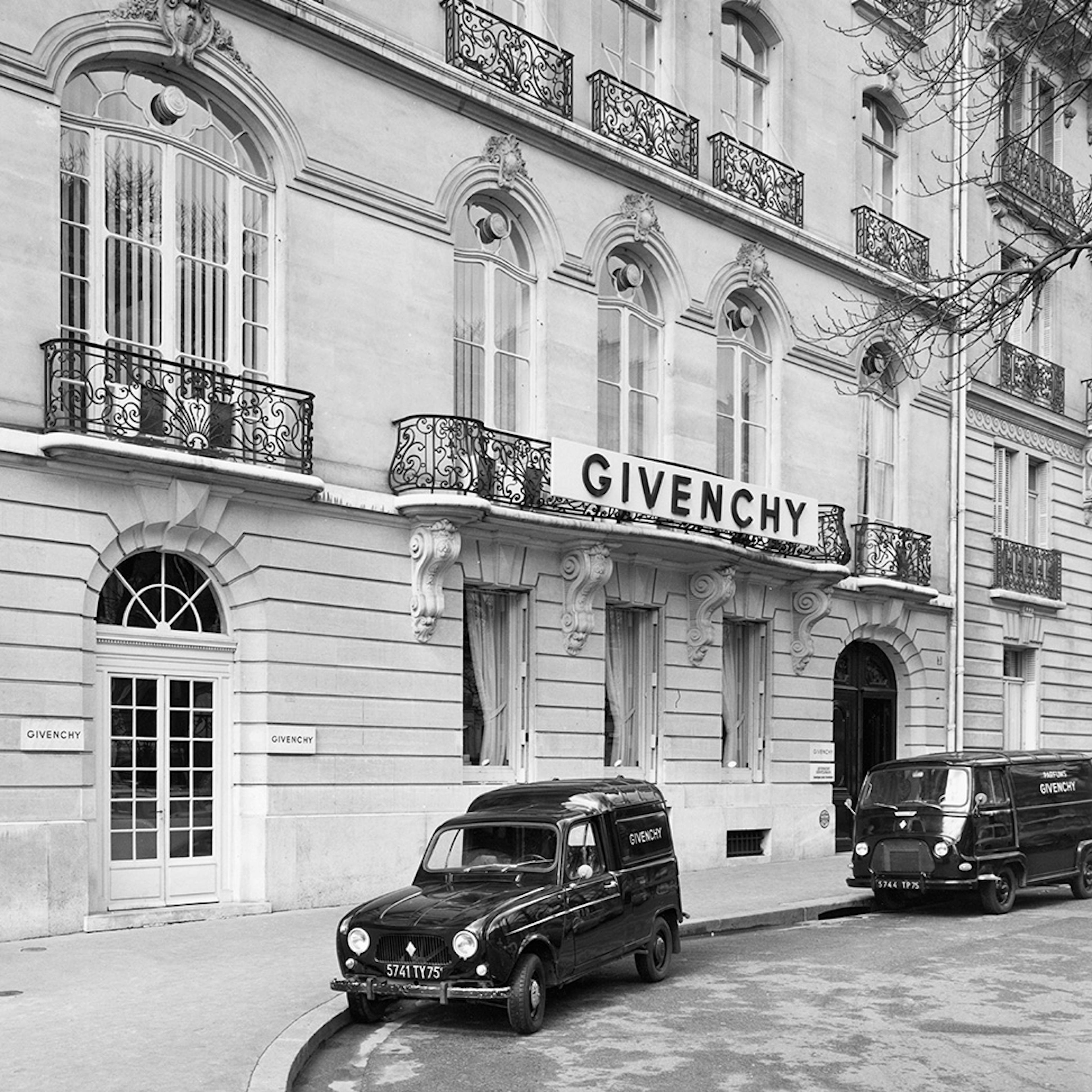 Installation of Givenchy on Avenue Georges V, Paris, in the 1950s © Givenchy