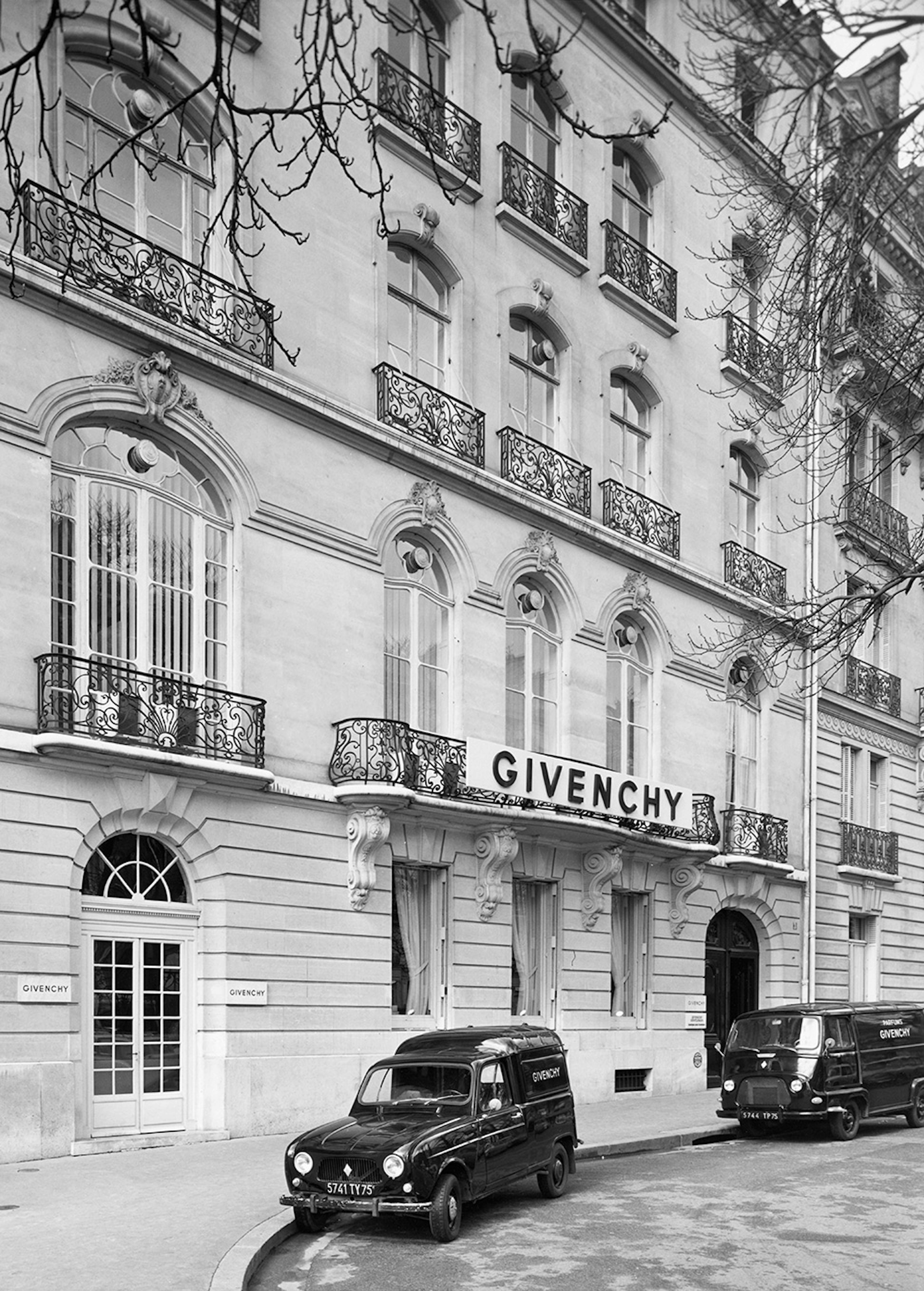 Installation of Givenchy on Avenue Georges V, Paris, in the 1950s © Givenchy