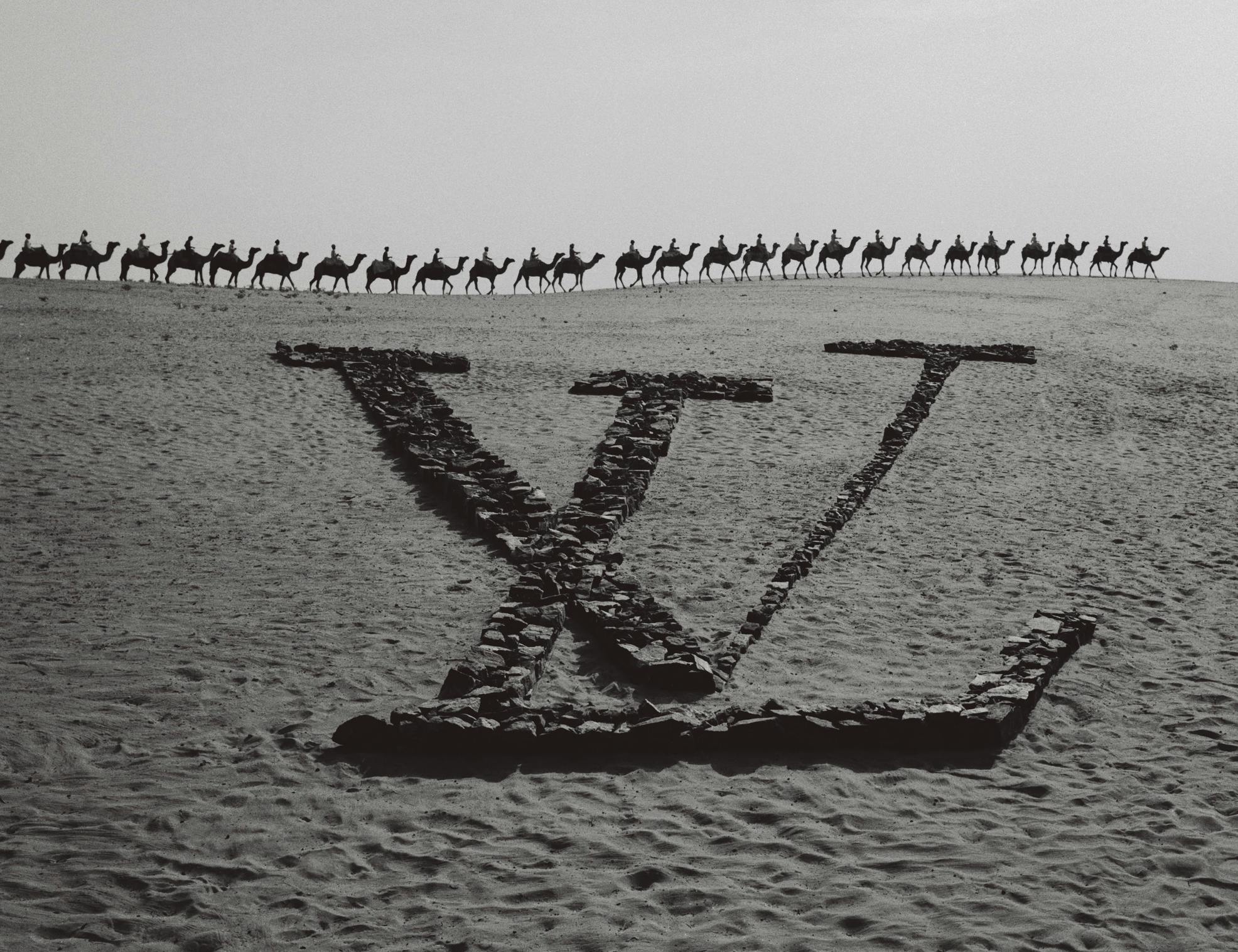 © Fotografia “Caravan of Camels in Pushkar” (Caravana di cammelli a Pushkar) tratta dal portfolio “L’Oeuvre” (L’opera) di Jean Larivière pubblicato nel 2011
