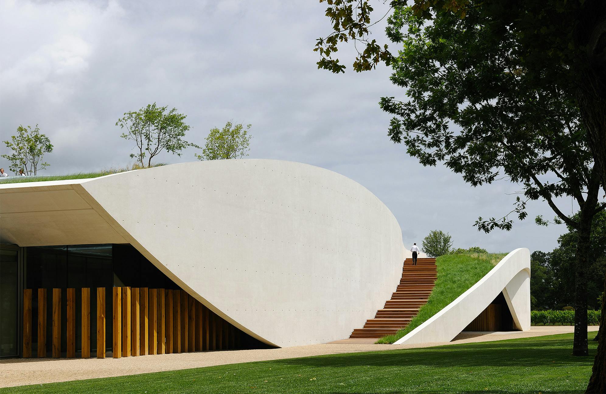 クリスチャン・ド・ポルザンパルクによるワイナリーのエクステリア