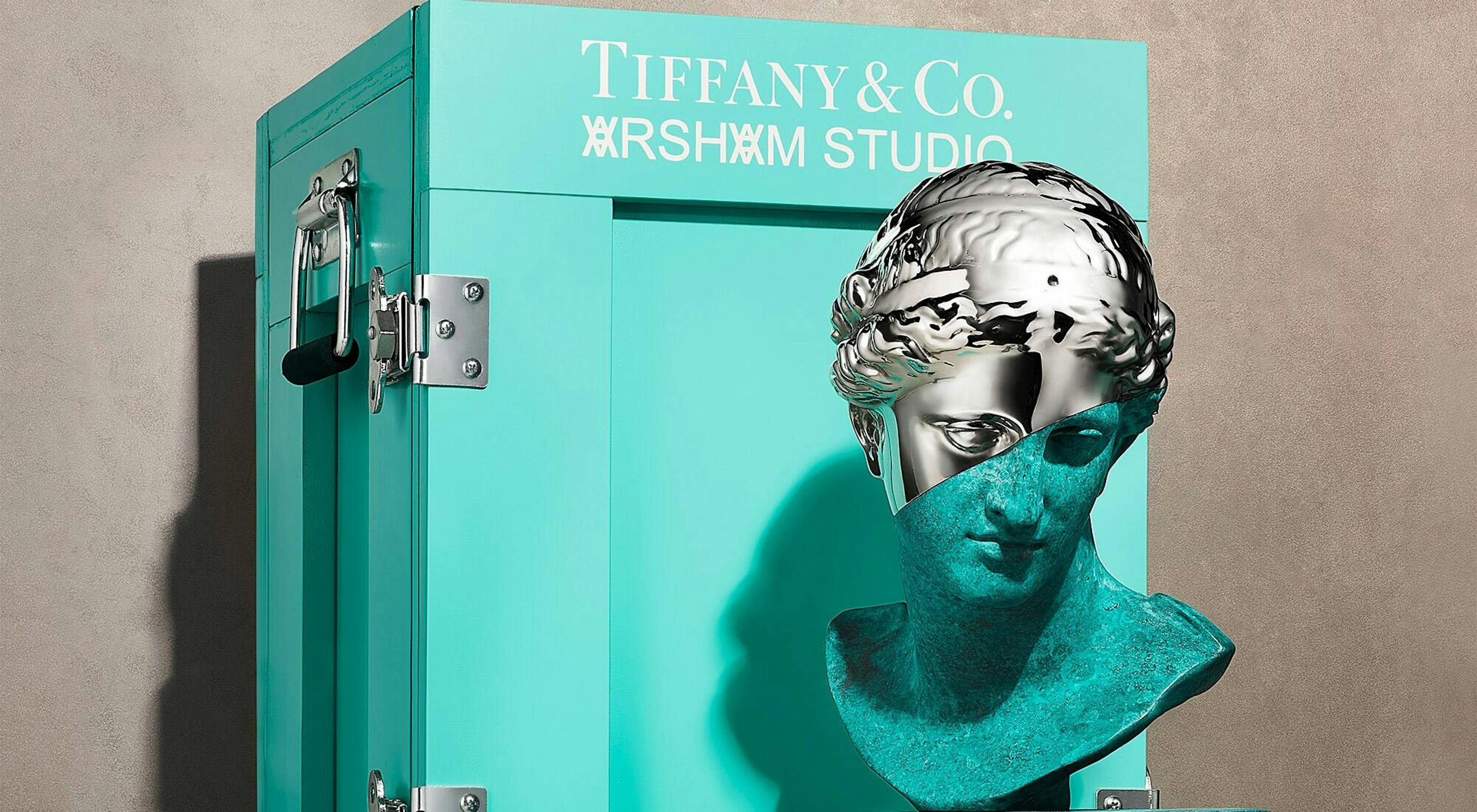 Cover Tiffany & Co. annonce un partenariat avec l’artiste contemporain Daniel Arsham et dévoile un bracelet et un buste T1 en édition limitée